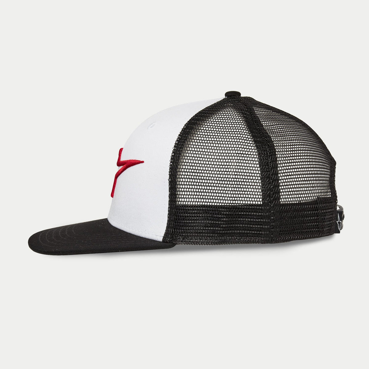 Alpinestars Corp Trucker Hat, sidovy, vit och svart, röd 3D-broderad logotyp på sidan, svart mesh-baksida med svart platt skärm, strukturerad krona för vardaglig sportstil
