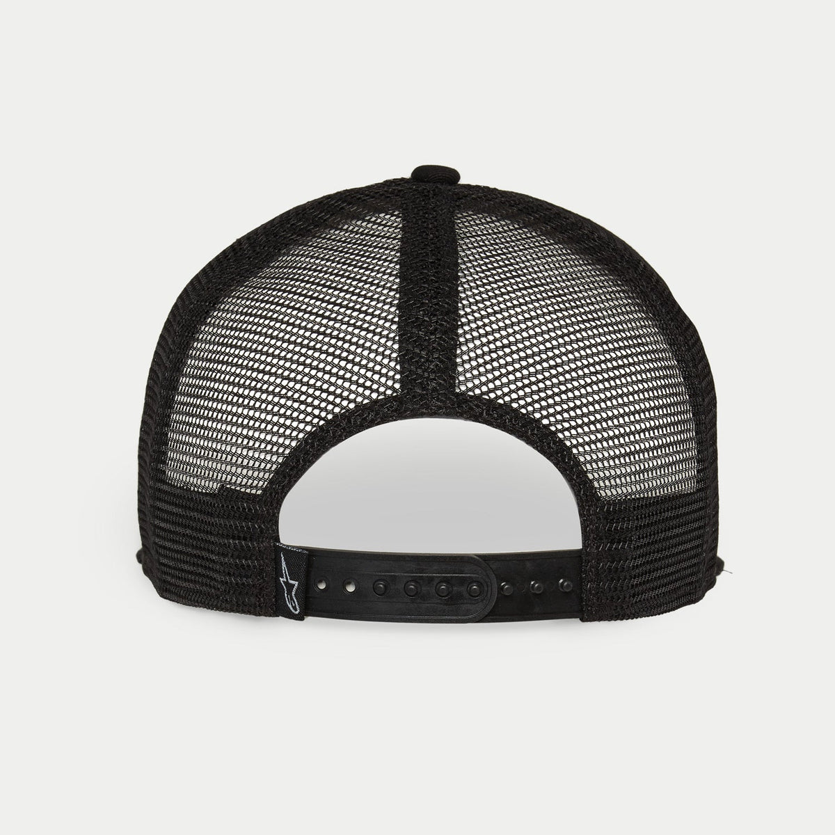 Alpinestars Corp Trucker Hat, vit och svart, vy bakifrån med svarta meshpaneler som andas, justerbar snapback-knäppning, liten Alpinestars-logotyp på den bakre etiketten, vardaglig motorsport-inspirerad huvudbonad