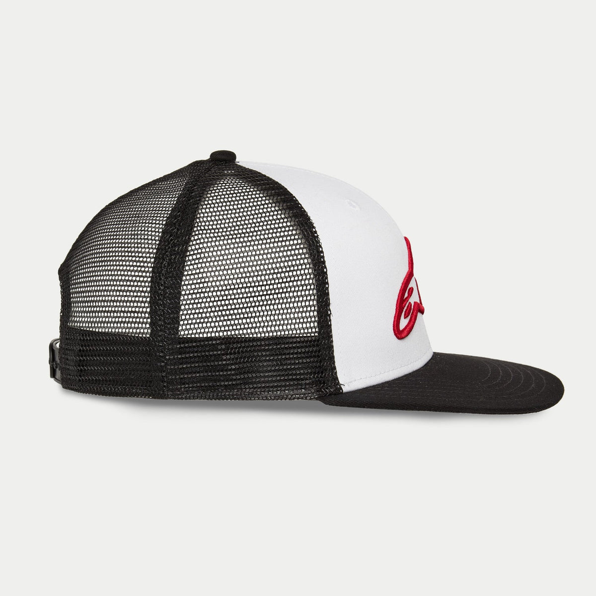 Alpinestars Corp Trucker keps, vit och svart, sidoprofil som visar vit frontpanel med röd 3D-broderad logotyp, svart platt skärm och baksida i mesh, avslappnad motorsport-streetwear