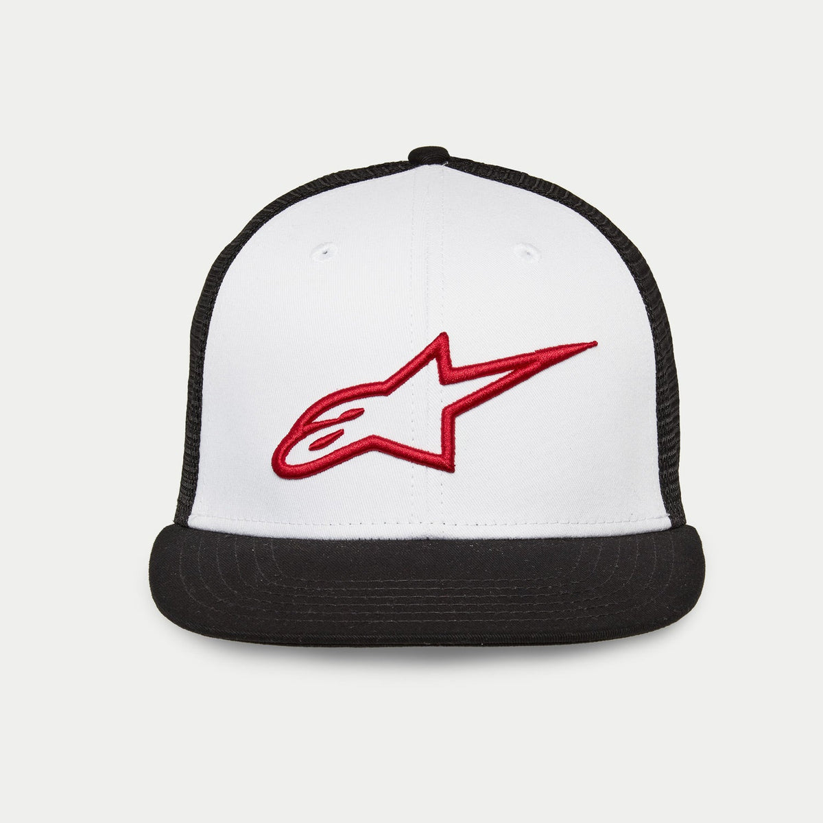 Alpinestars Corp Trucker Hat, truckerkeps med platt skärm och strukturerad krona, vit frontpanel med svart meshbaksida och svart skärm, röd 3D-broderad Alpinestars-logotyp, avslappnad motorsport-huvudbonad