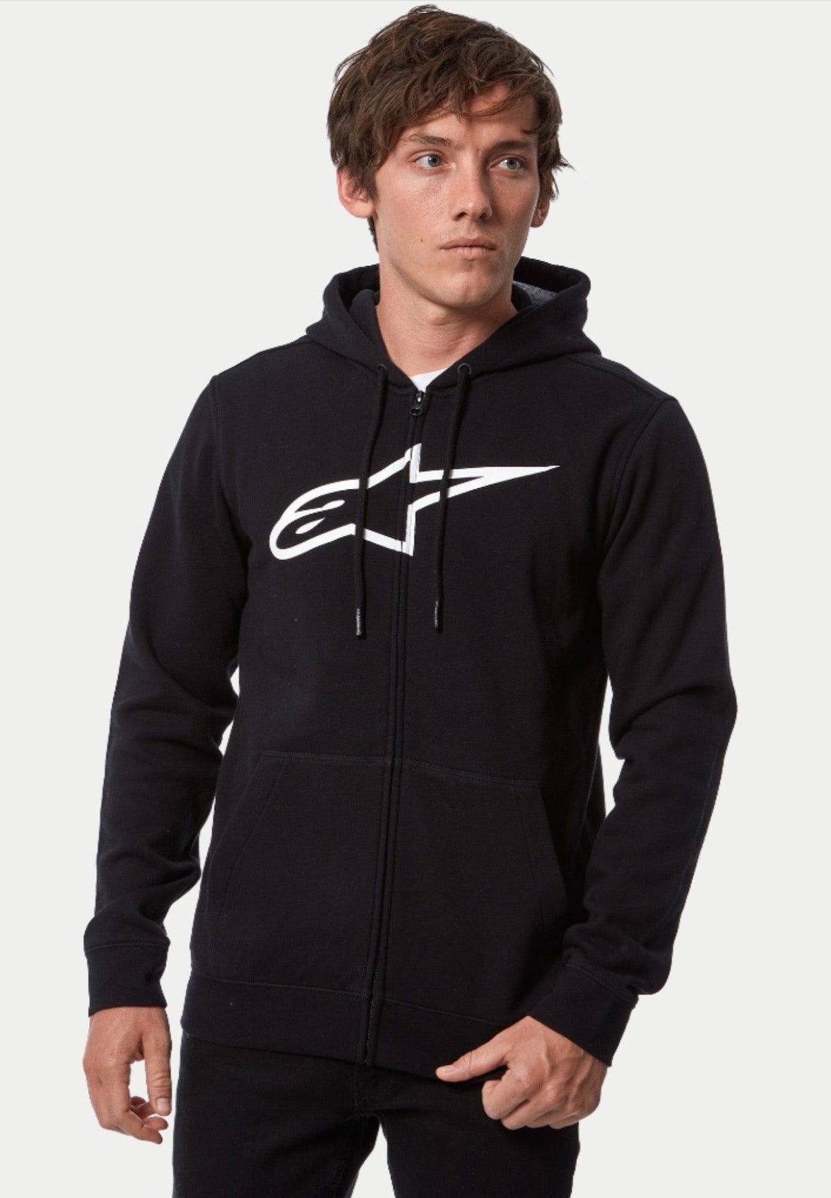 Alpinestars Ageless Zip V3 huvtröja, huvtröja med dragkedja fram, svart och vit, med en stor vit Alpinestars-logotyp på bröstet, huva med dragsko och hel dragkedja, avslappnad streetwear