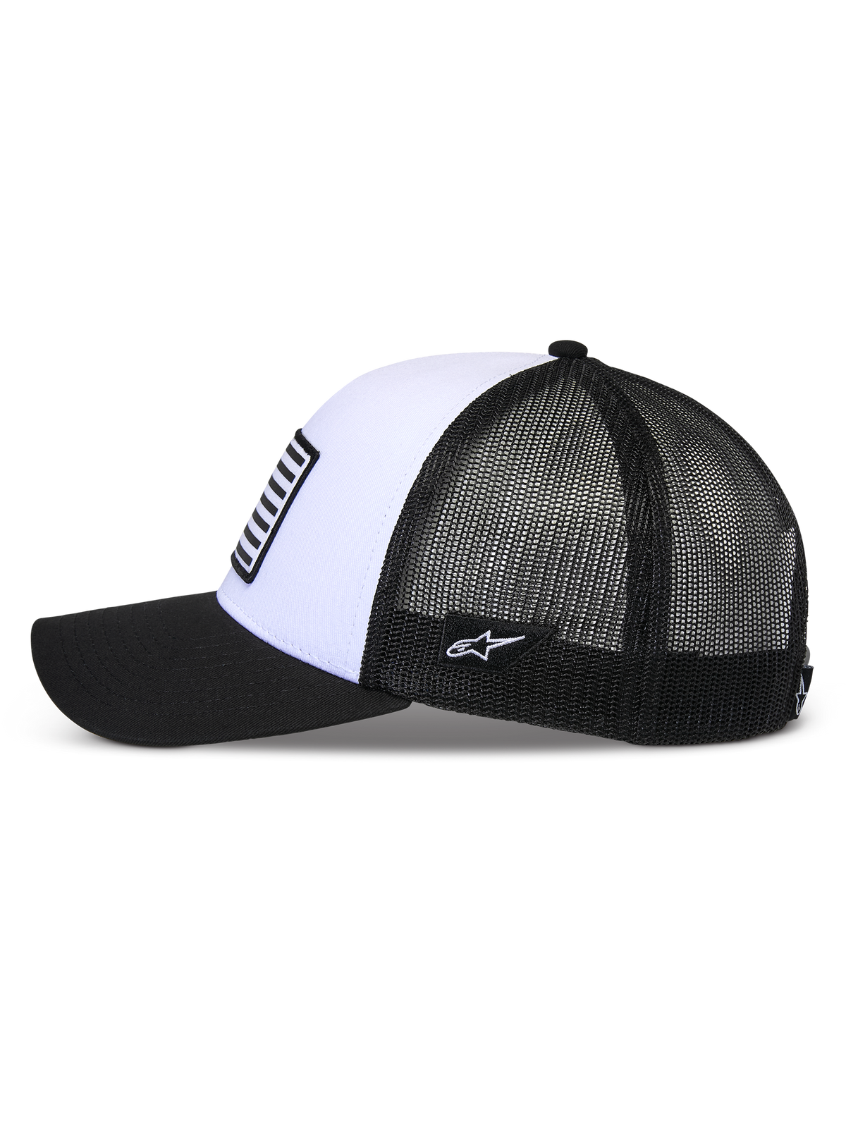 Alpinestars Flag Snapback-keps, vit och svart, sidoprofilvy, med böjd svart skärm, strukturerad vit frontpanel med ett tygmärke i flaggstil och en ventilerande svart nätbaksida.