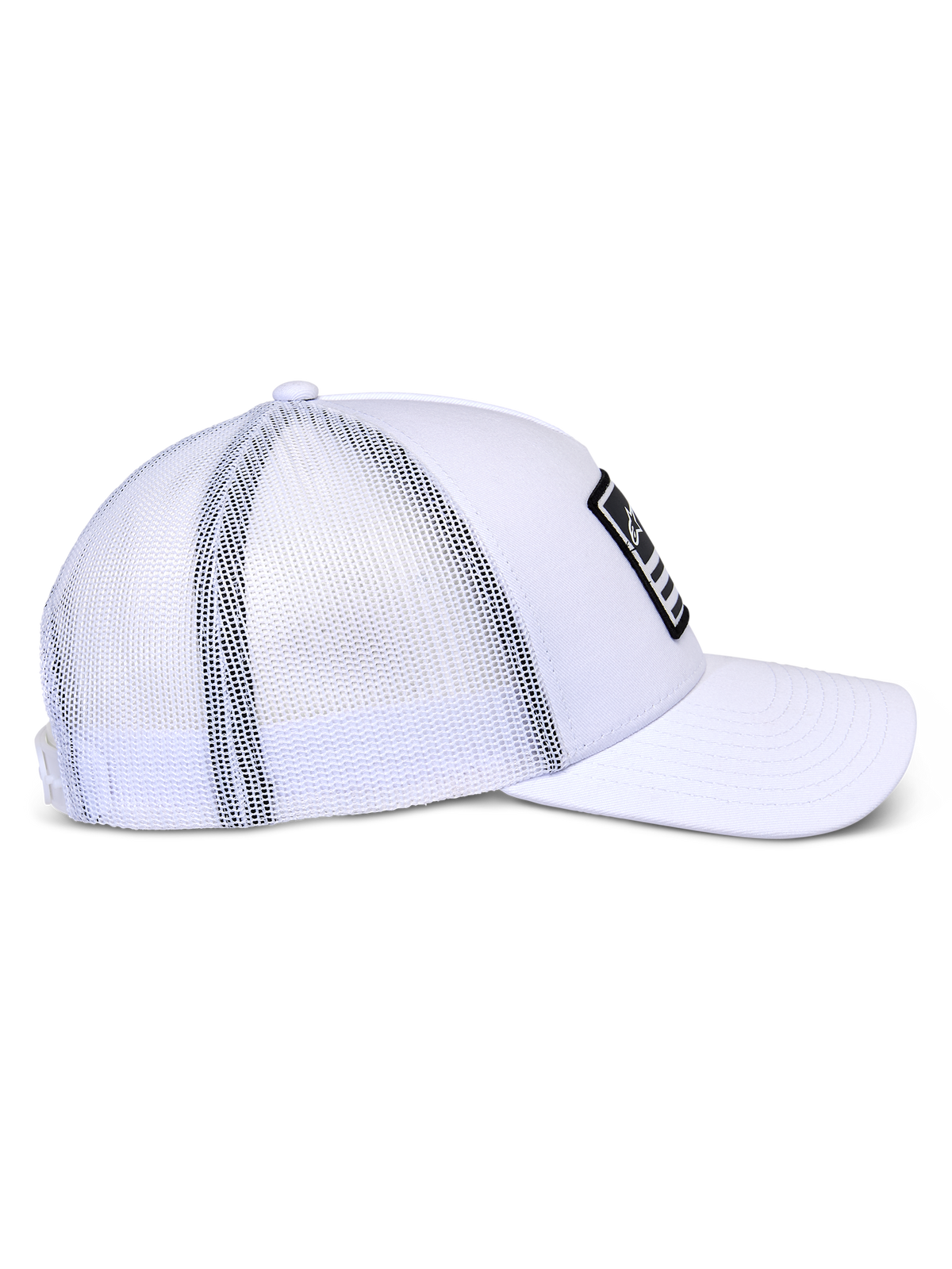 Alpinestars Flag Snapback Keps, vit trucker-keps, sidoprofil som visar vit twill-framsida och baksida i ventilerande mesh, böjd skärm, svart merrow-märke med vit logotyp, avslappnad motorsport-huvudbonad