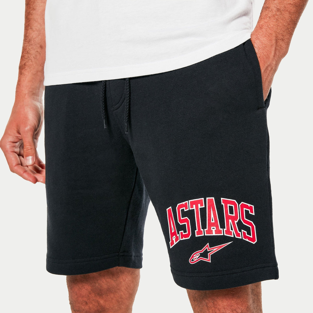 Alpinestars Dunker Short, svarta träningsshorts i fleece med ett framträdande rött och vitt "ASTARS"-logotryck på benet, elastisk midja med dragsko och sidofickor