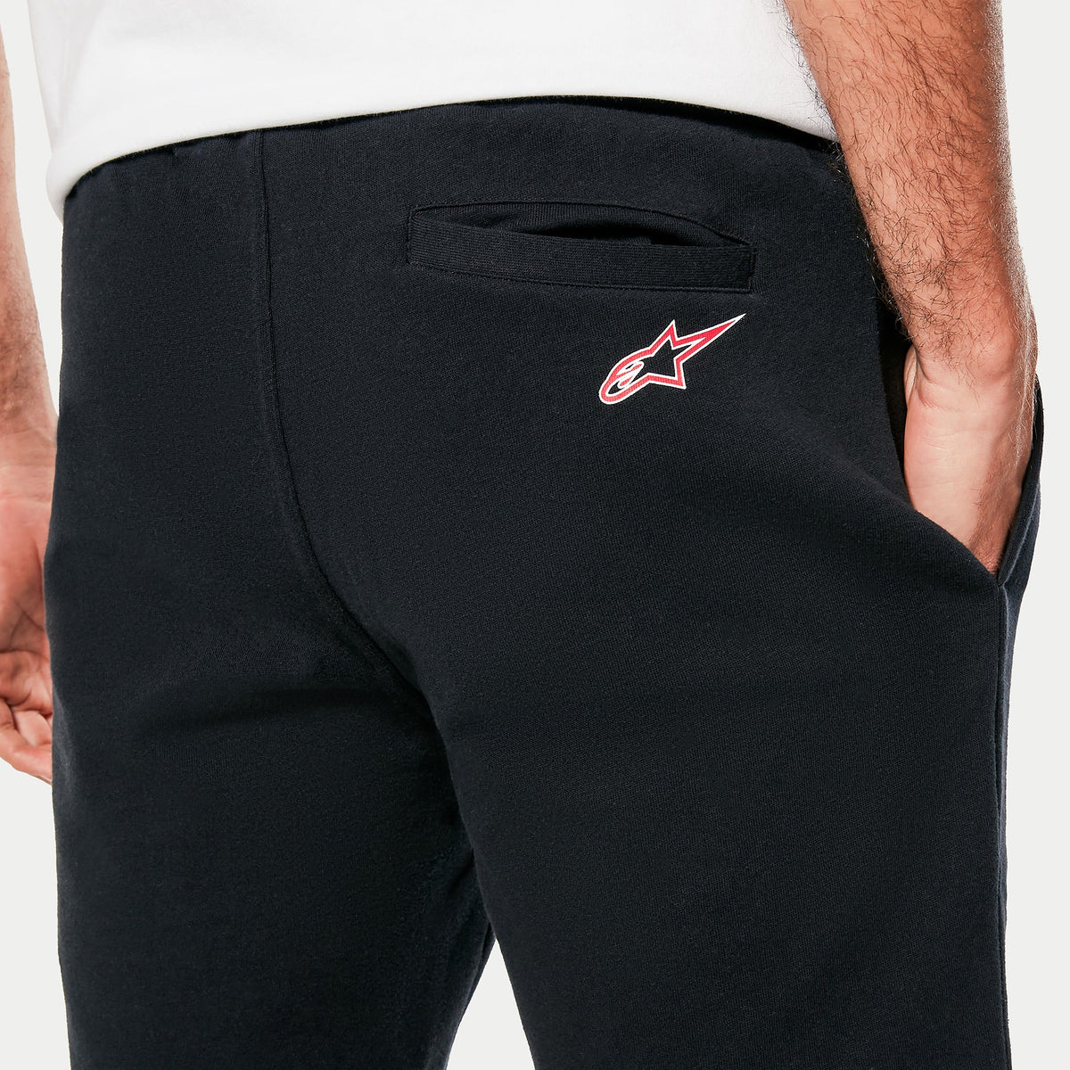 Alpinestars Dunker Short, svarta fleece-träningsshorts, närbild på bakficka med passpoal och rödvit Ageless-logotyp på bakhöften, mjukt och bekvämt material