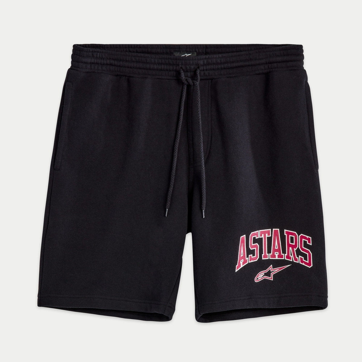 Alpinestars Dunker Short, svarta träningsshorts i fleece, elastisk midja med dragsko, bågformat "ASTARS"-logotryck i rött och vitt på benet med Alpinestars stjärnlogotyp nedanför, bekväm sportig design.
