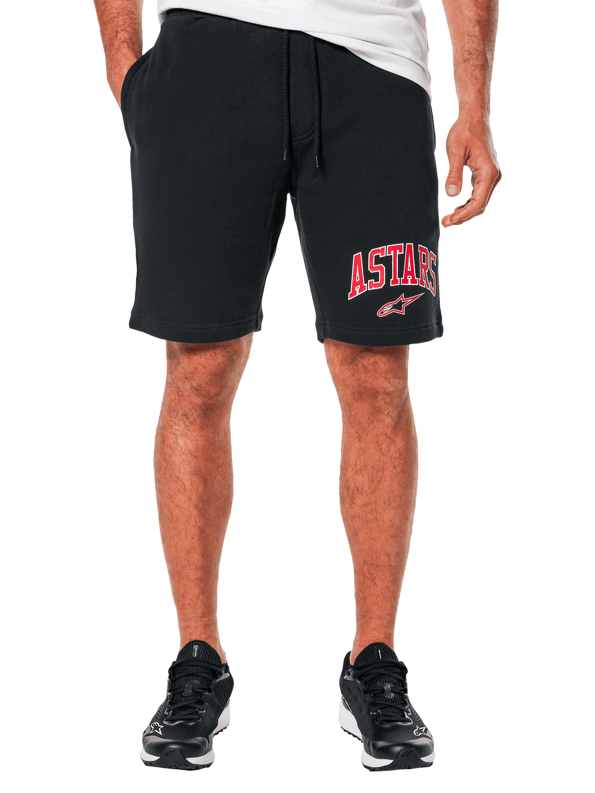 Alpinestars Dunker Short, svarta fleece träningsshorts för herrar, röd och vit ASTARS-logotyp på vänster lår, elastisk midja med dragsko, sidofickor, bekväm sportig design.