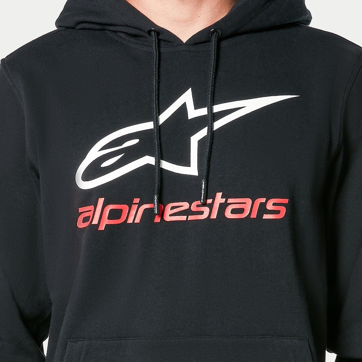 Alpinestars Always V3 Hoodie, svart fleecehoodie i pullover-modell, med vit stjärnlogotyp och röd Alpinestars-text på bröstet, svarta dragskor med doppade ändar, avslappnat motorsportinspirerat streetwear