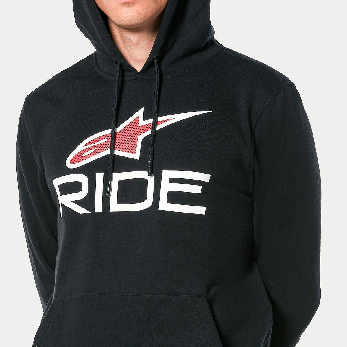 Alpinestars Ride 4.0 Hoodie, svart fleecetröja i pullover-modell, vit 'RIDE'-text och röd Alpinestars-logotyp med perforerat tryck på bröstet, avslappnad motorsport-streetwear, huva med dragsko