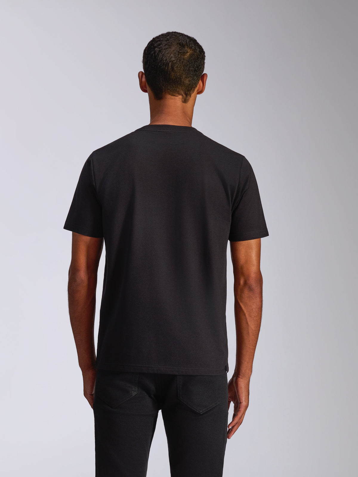 Alpinestars Ageless 2.0 CSF Tee, kortärmad t-shirt, svart, vy bakifrån på modell, casual motorsport-streetwear