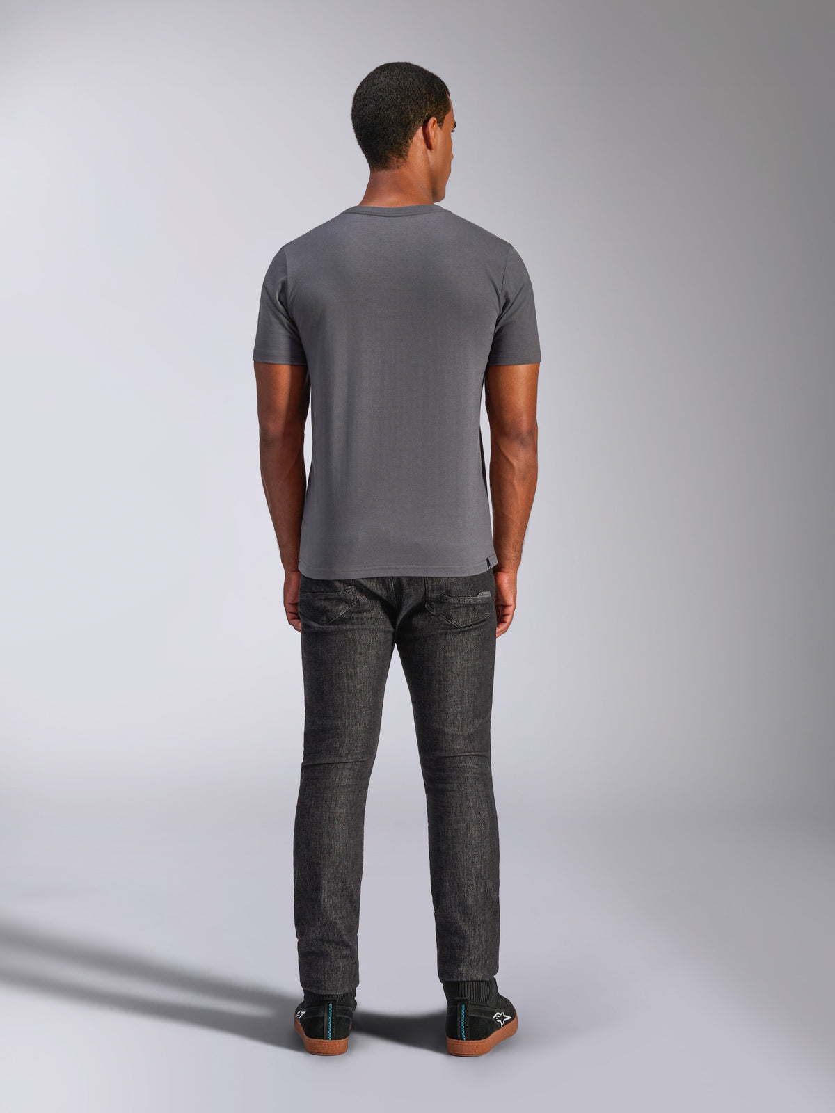 Alpinestars Always 2.0 CSF T-shirt, kortärmad t-shirt, mörkgrå, vy bakifrån, bärs med mörka jeans, avslappnad motorsportinspirerad streetwear