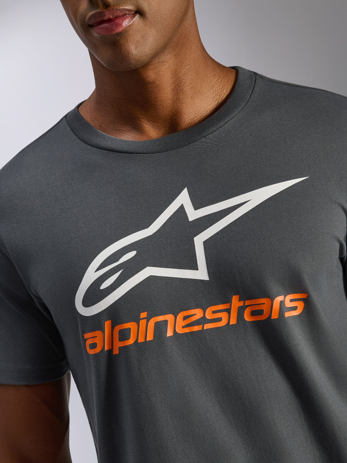 Alpinestars Always 2.0 CSF T-shirt, kortärmad t-shirt, mörkgrå, vit A-star-logotyp och orange Alpinestars-text, avslappnad motorsport-streetwear