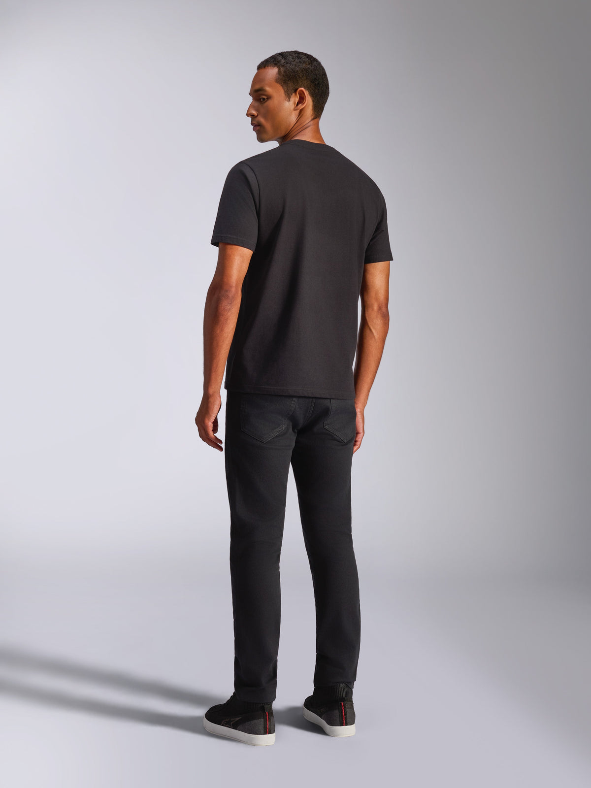 Alpinestars Blaze 2.0 CSF Tee, kortärmad t-shirt, svart, ryggvy på manlig modell, bärs med svarta byxor, avslappnad motorsport-streetwear
