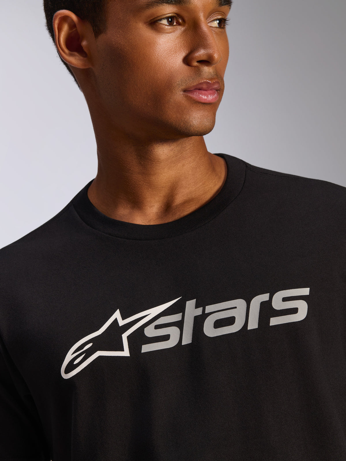 Alpinestars Blaze 2.0 CSF Tee, kortärmad t-shirt, svart, vit och grå Astars-logografik, vardaglig motorsport-streetwear, närbild på modell