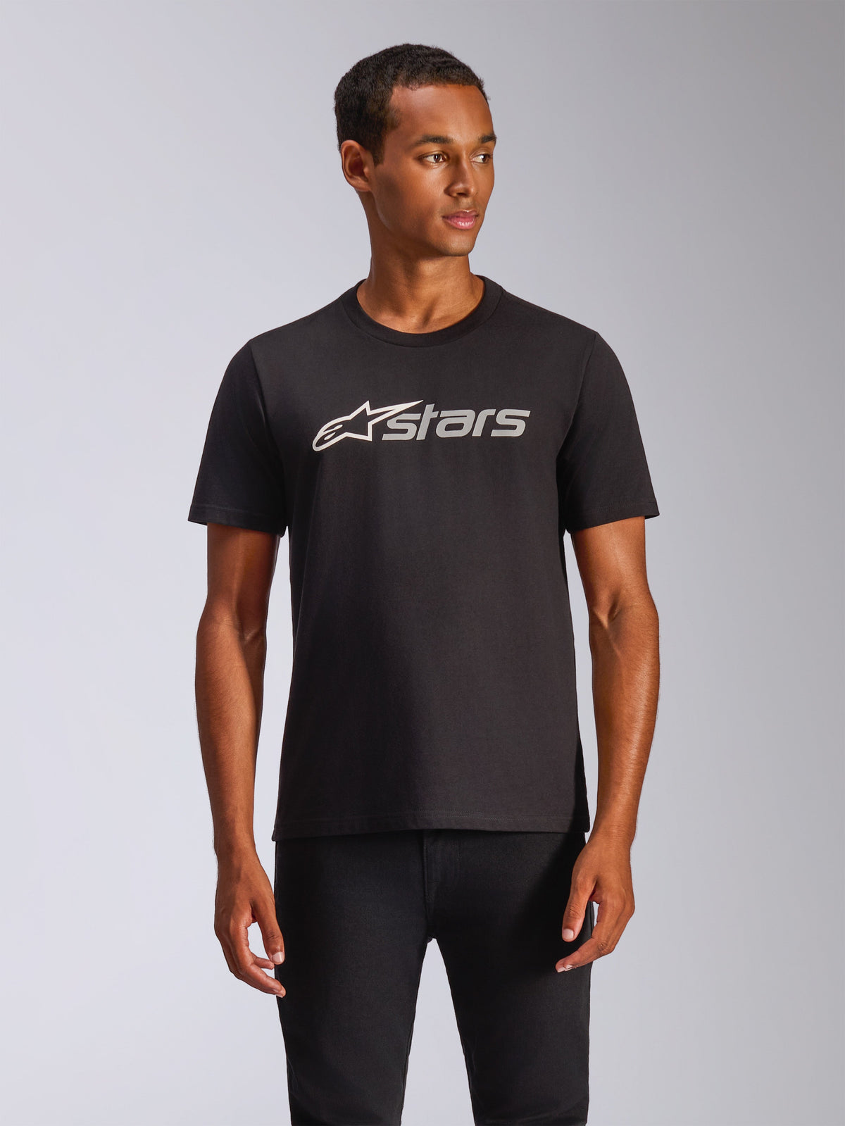 Alpinestars Blaze 2.0 CSF Tee, svart kortärmad t-shirt som bärs av modell, grå och vit Alpinestars-logotyp på bröstet, avslappnad motorsportinspirerad streetwear