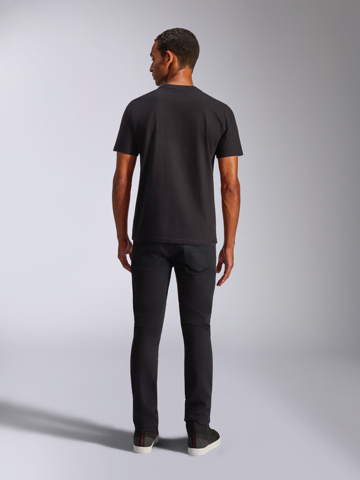 Alpinestars Blaze 2.0 CSF Tee, kortärmad t-shirt, svart, sedd bakifrån, bärs med svarta jeans, avslappnad motorsportinspirerad streetwear