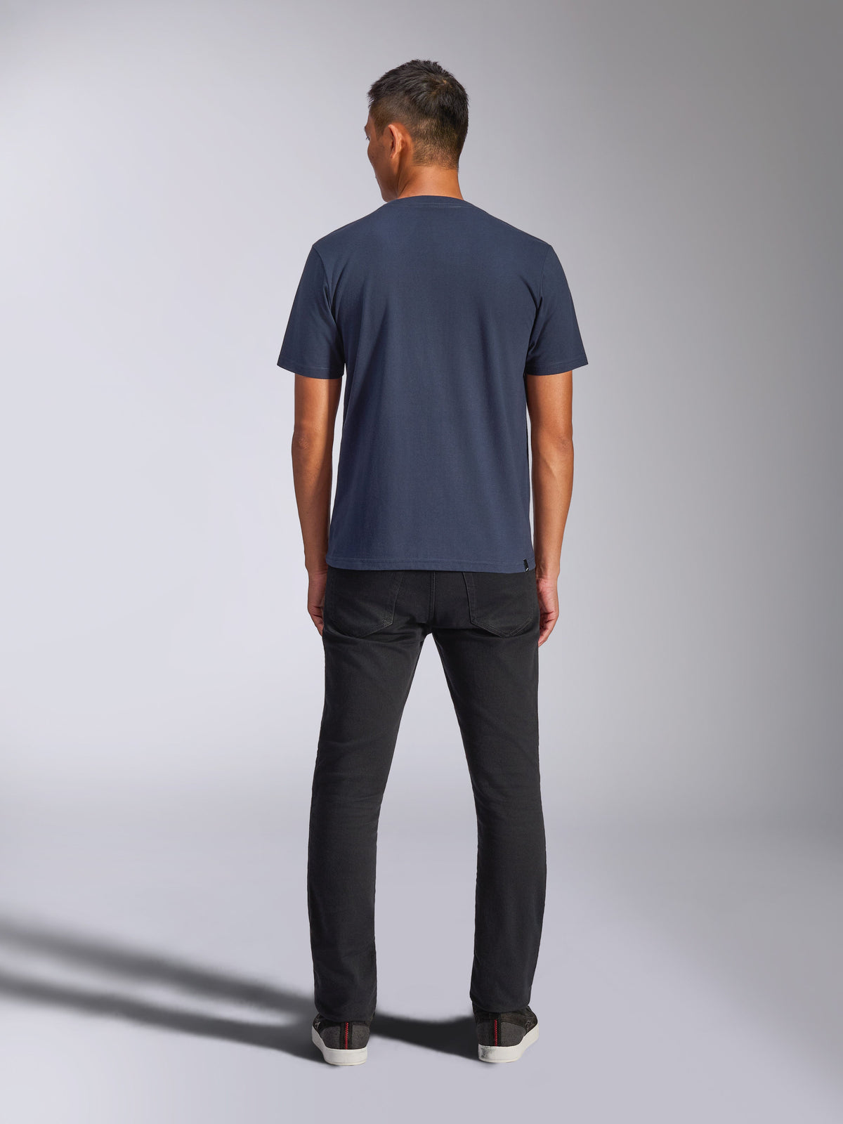 Alpinestars Blaze 2.0 CSF Tee, kortärmad t-shirt, marinblå, vy bakifrån, bärs med svarta byxor, avslappnad motorsport-streetwear
