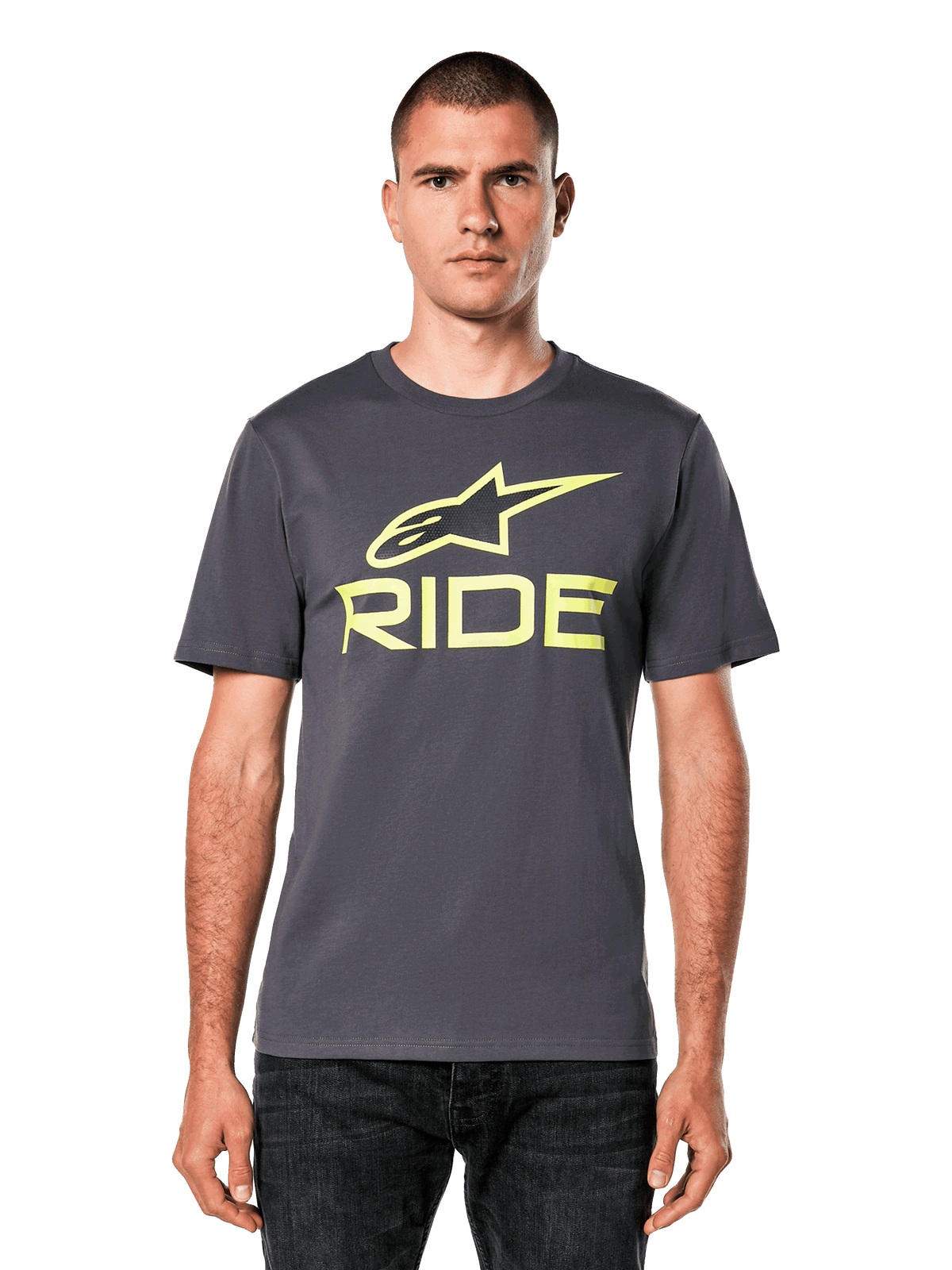 Alpinestars Ride 4.0 CSF Tee, kortärmad t-shirt, mörkgrå med limegul Astars- och Ride-logotyp, casual motorsport-streetwear, bärs av en modell med mörka jeans mot en vit bakgrund
