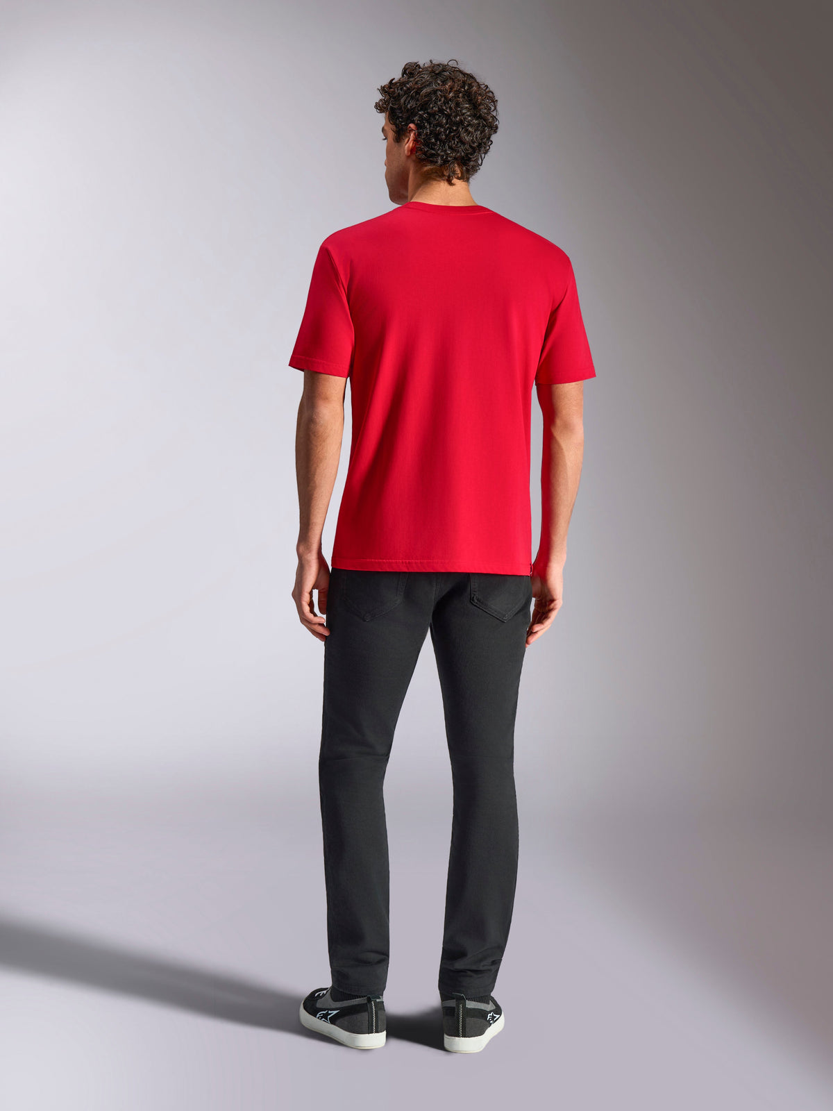 Alpinestars Ride 4.0 CSF Tee, kortärmad t-shirt, röd, vy bakifrån, bärs med svarta byxor och svarta sneakers, casual motorsport-streetwear