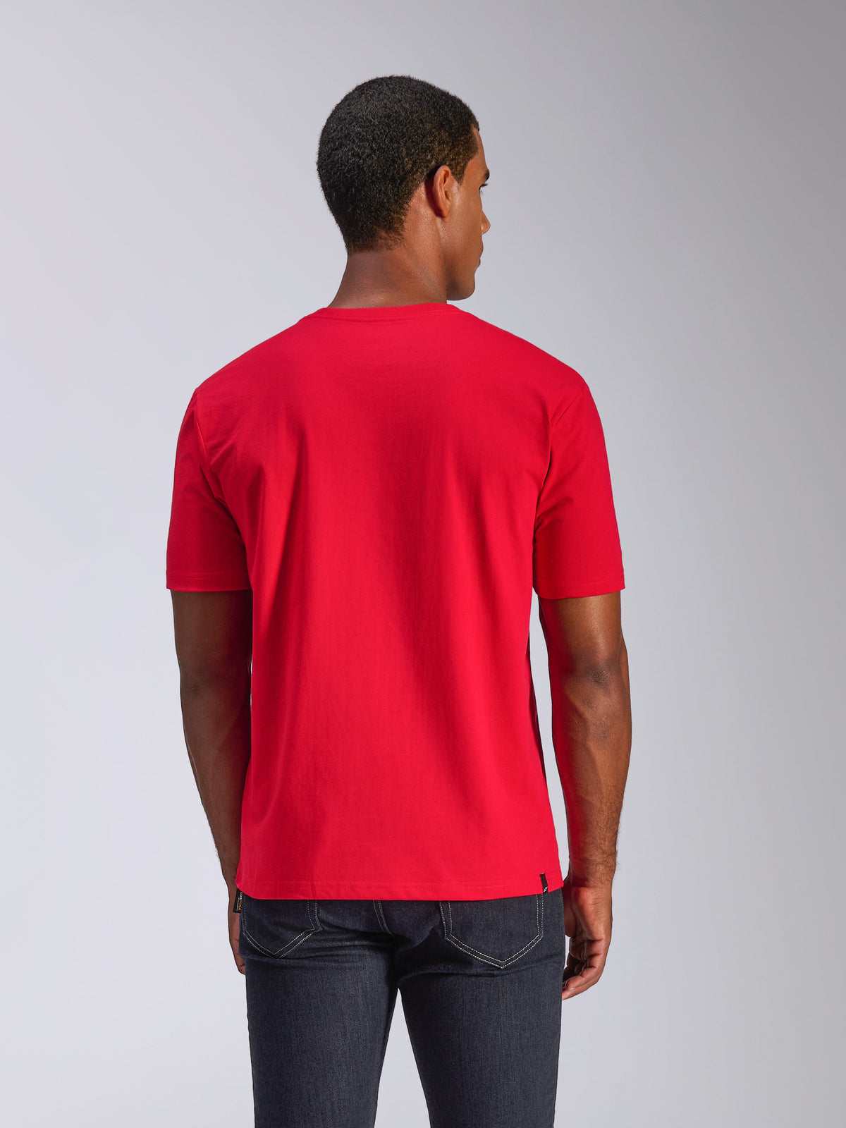 Alpinestars CSF Tee, kortärmad t-shirt, röd, vy bakifrån, bärs med mörka jeans, casual motorsport-streetwear