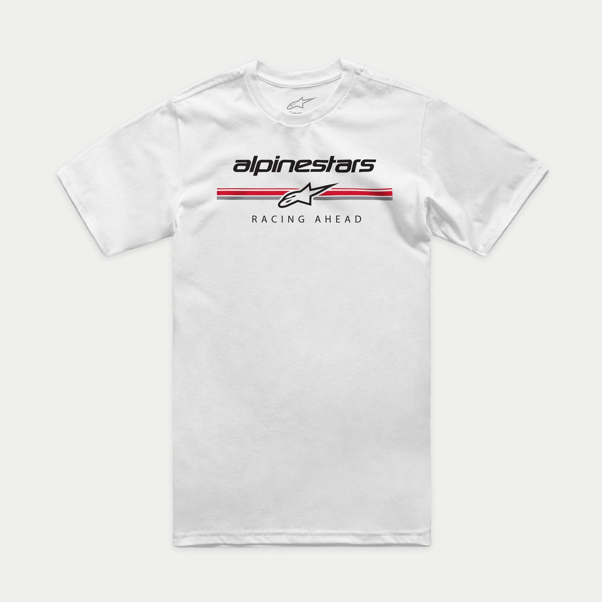 Alpinestars Betteryet CSF Tee, kortärmad t-shirt, vit, paddock-inspirerad logotyp på bröstet med röda och grå ränder och texten ”Racing Ahead”, vardagliga motorsportkläder