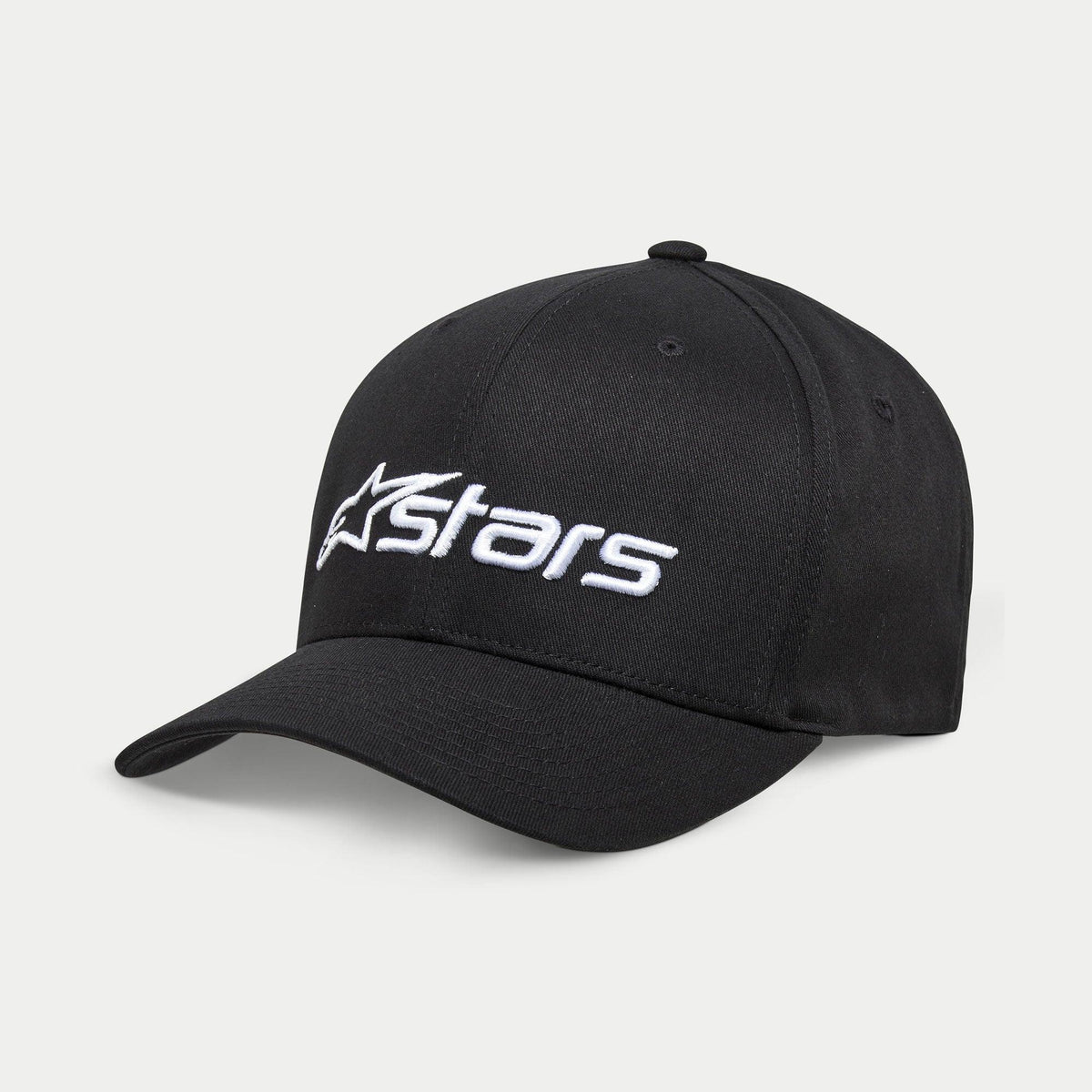 Alpinestars Blaze 2.0 Keps, svart baseballkeps med böjd skärm och strukturerad krona, vit texturerad Astars-logotyp på framsidan, avslappnad sportswear-huvudbonad