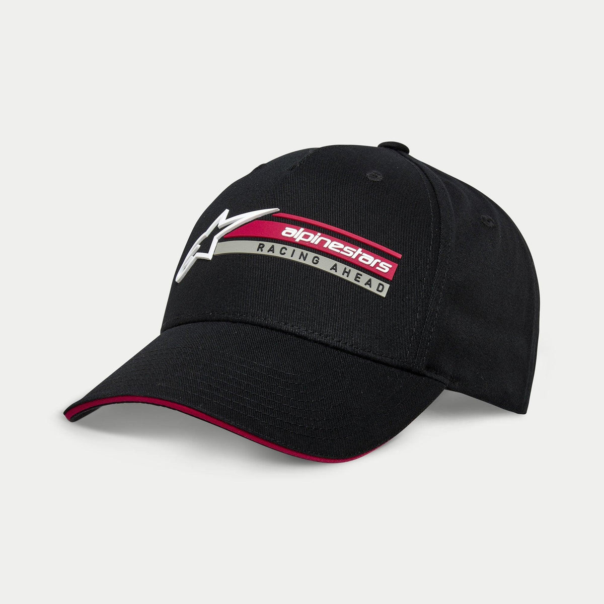 Alpinestars Par Hat, svart snapback-keps med vit 3D-logotyp och röd/grå grafik med texten 'Racing Ahead', böjd skärm med röd sandwich-detalj, strukturerad design i bomullstwill