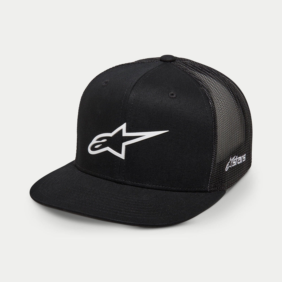 Alpinestars 3D Ageless Trucker Hat, svart och vit keps, strukturerad krona med platt skärm, baksida i polyesternät, stor vit 3D-broderad Ageless-logotyp framtill och Astars-märkning på sidan, casual livsstilskeps för motorsport