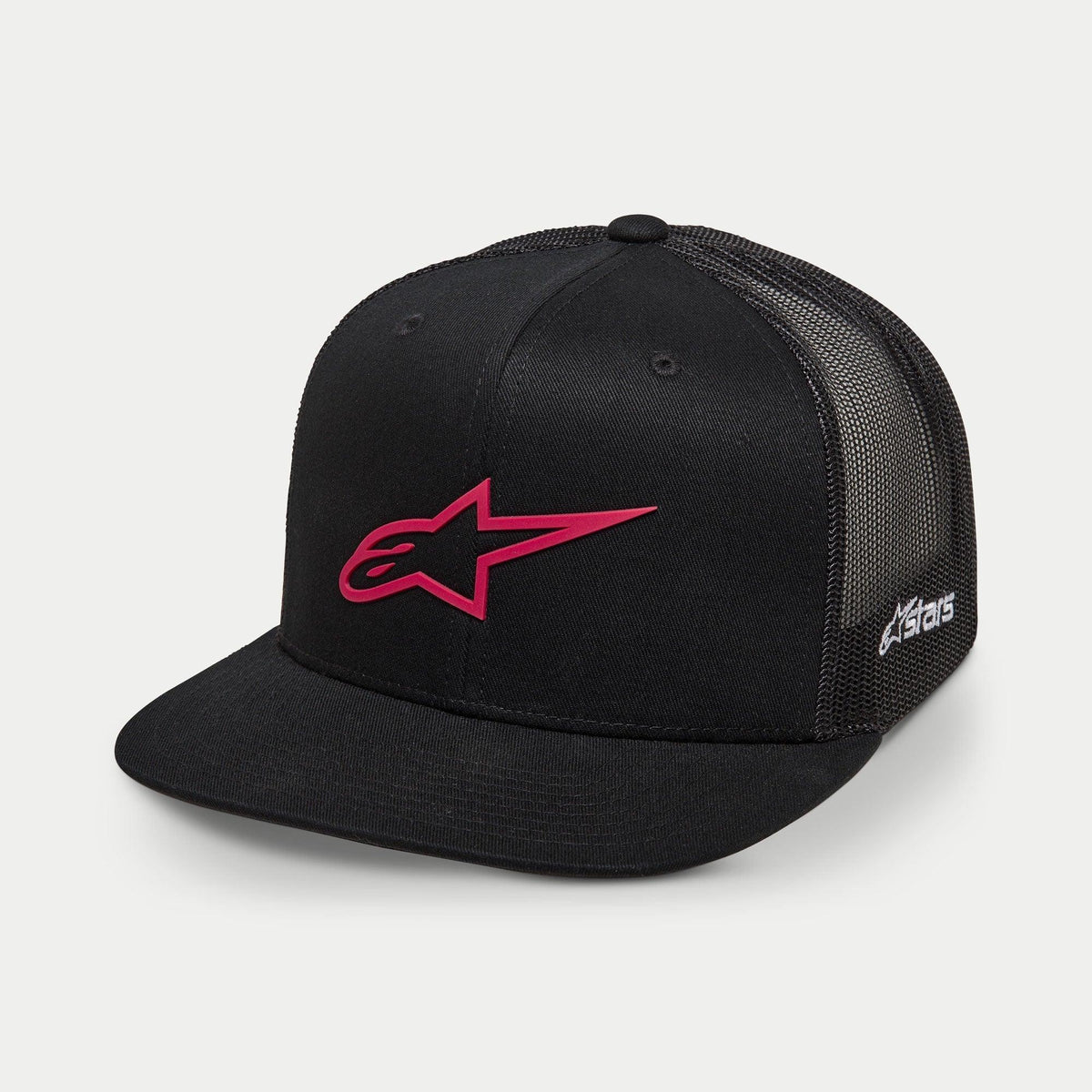 Alpinestars 3D Ageless Trucker Hat, svart och röd, med en röd broderad stjärnlogotyp på framsidan, svarta nätpaneler baktill, platt skärm, vitt sidobroderi, vardaglig motorsportinspirerad huvudbonad