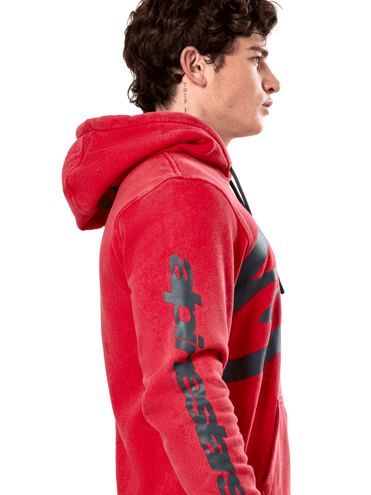 Alpinestars Unbound Hoodie, röd fleecehoodie i pullover-modell, sidoprofil som visar mörkgrått Alpinestars-tryck på ärmen, plaggfärgad finish med huva med dragsko, avslappnad motorsport-streetwear