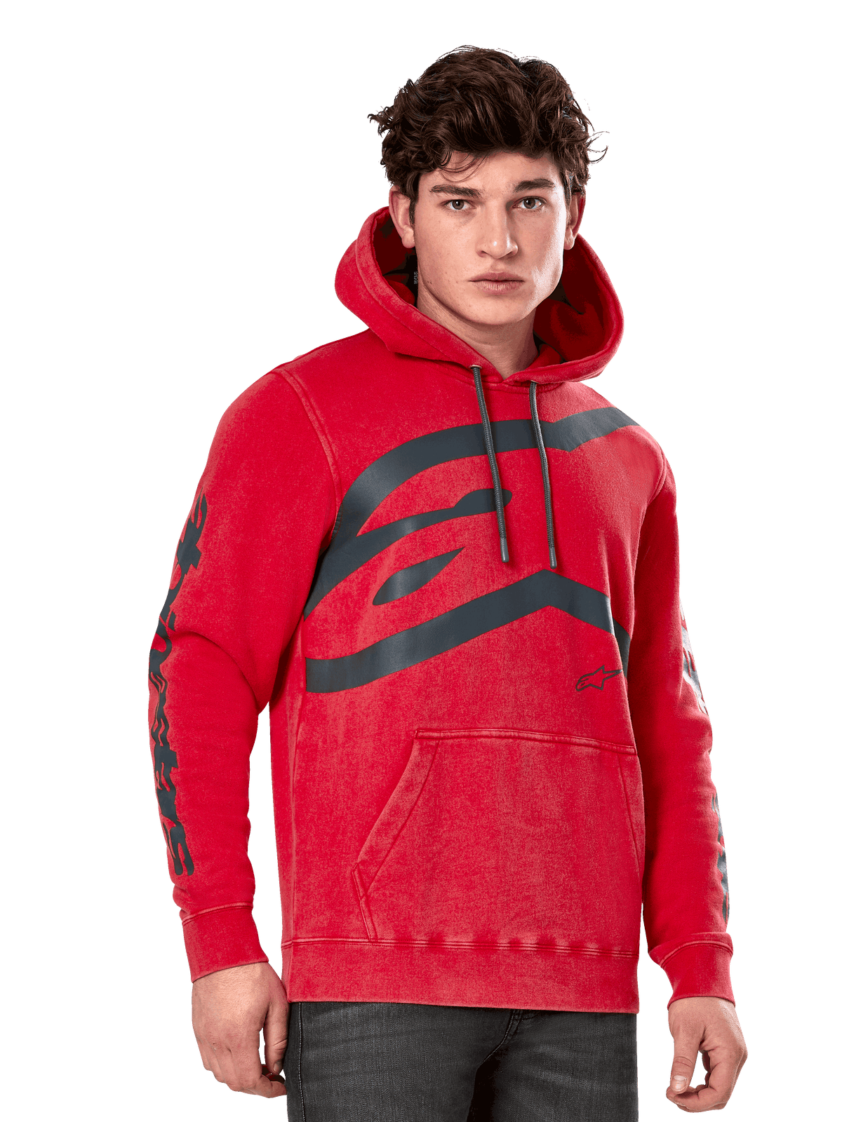 Alpinestars Unbound Hoodie, plaggfärgad röd huvtröja i fleece, stor grå logotyp på bröstet, Alpinestars-text på ärmarna, känguruficka och huva med dragsko, casual motorsport-inspirerad streetwear