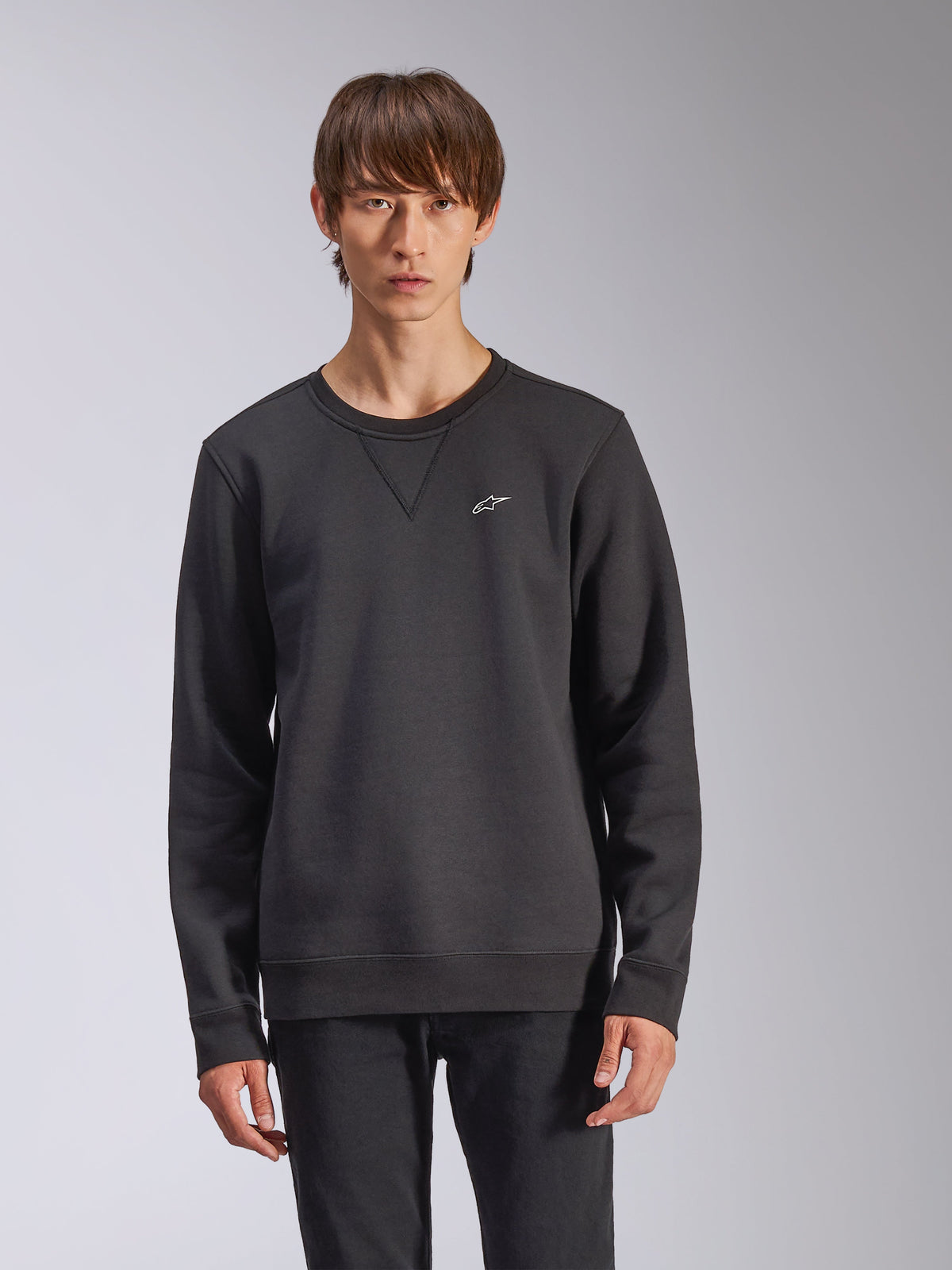 Alpinestars Positive Crew sweatshirt, svart, liten vit Alpinestars stjärnlogotyp på bröstet, rund halsringning med V-söm, ribbade muddar och fåll, avslappnat motorsportinspirerat streetwear