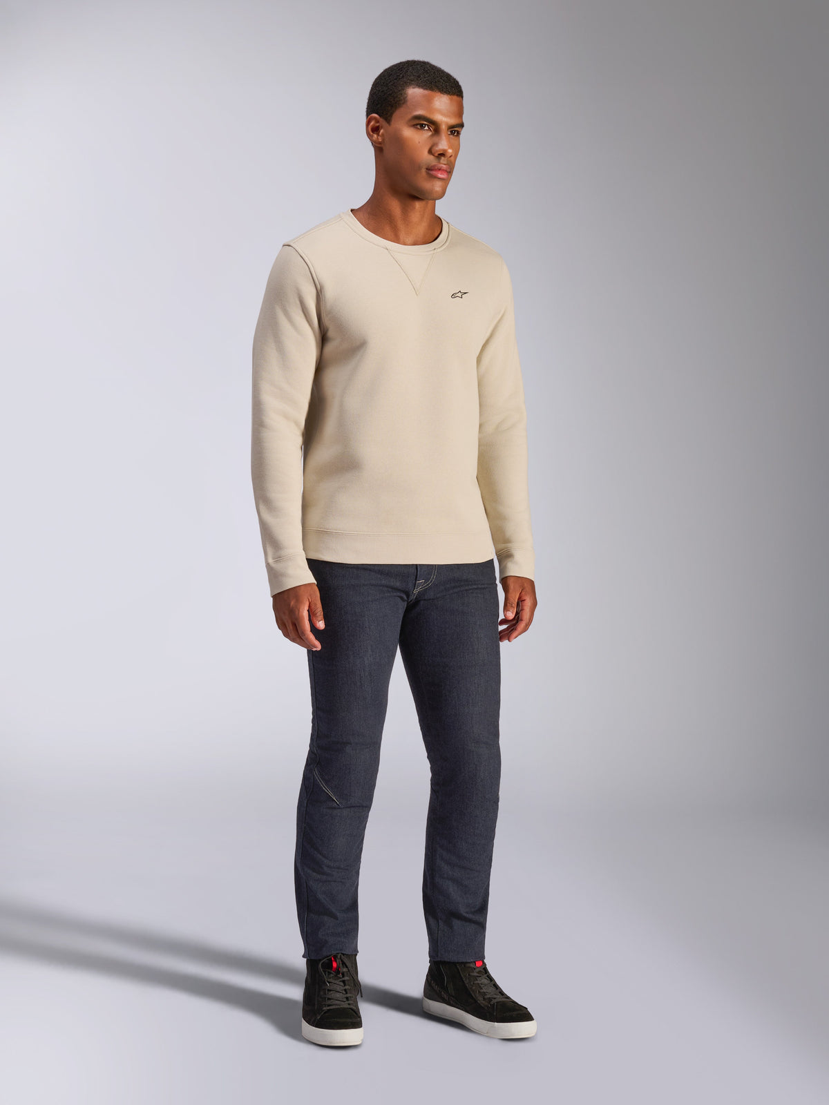 Alpinestars Positive Crew, crewneck-sweatshirt, Off White, casual streetwear, med en liten svart A-star-logotyp på bröstet, ribbad halsringning med v-sömsdetalj, långa ärmar, modern motorsportinspirerad design.