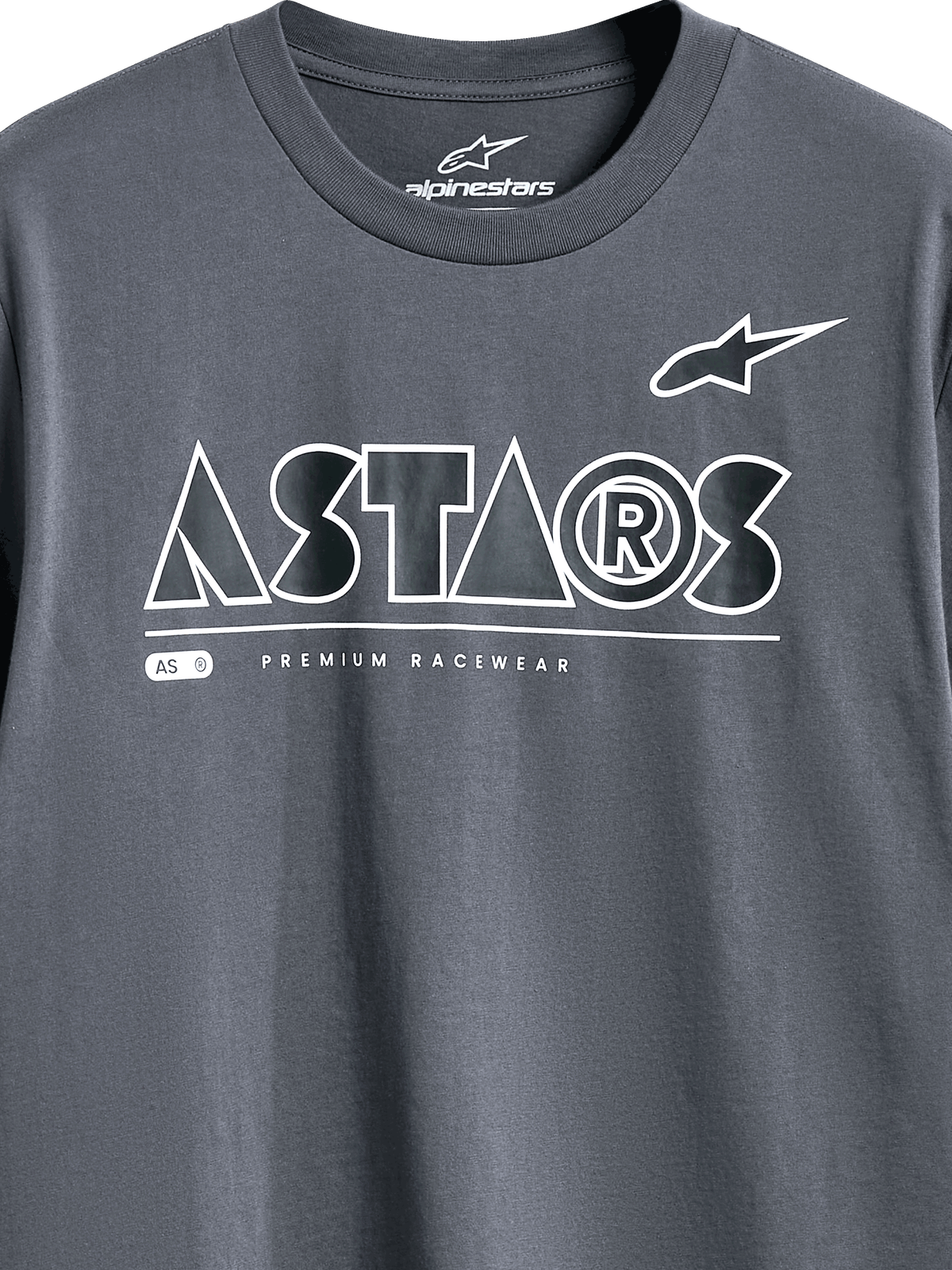 Alpinestars Cereal CSF Tee, kortärmad T-shirt, Charcoal, närbild av grafiken på bröstet med vit geometrisk ASTARS-textlogotyp och tagline "PREMIUM RACEWEAR", avslappnad motorsport-streetwear