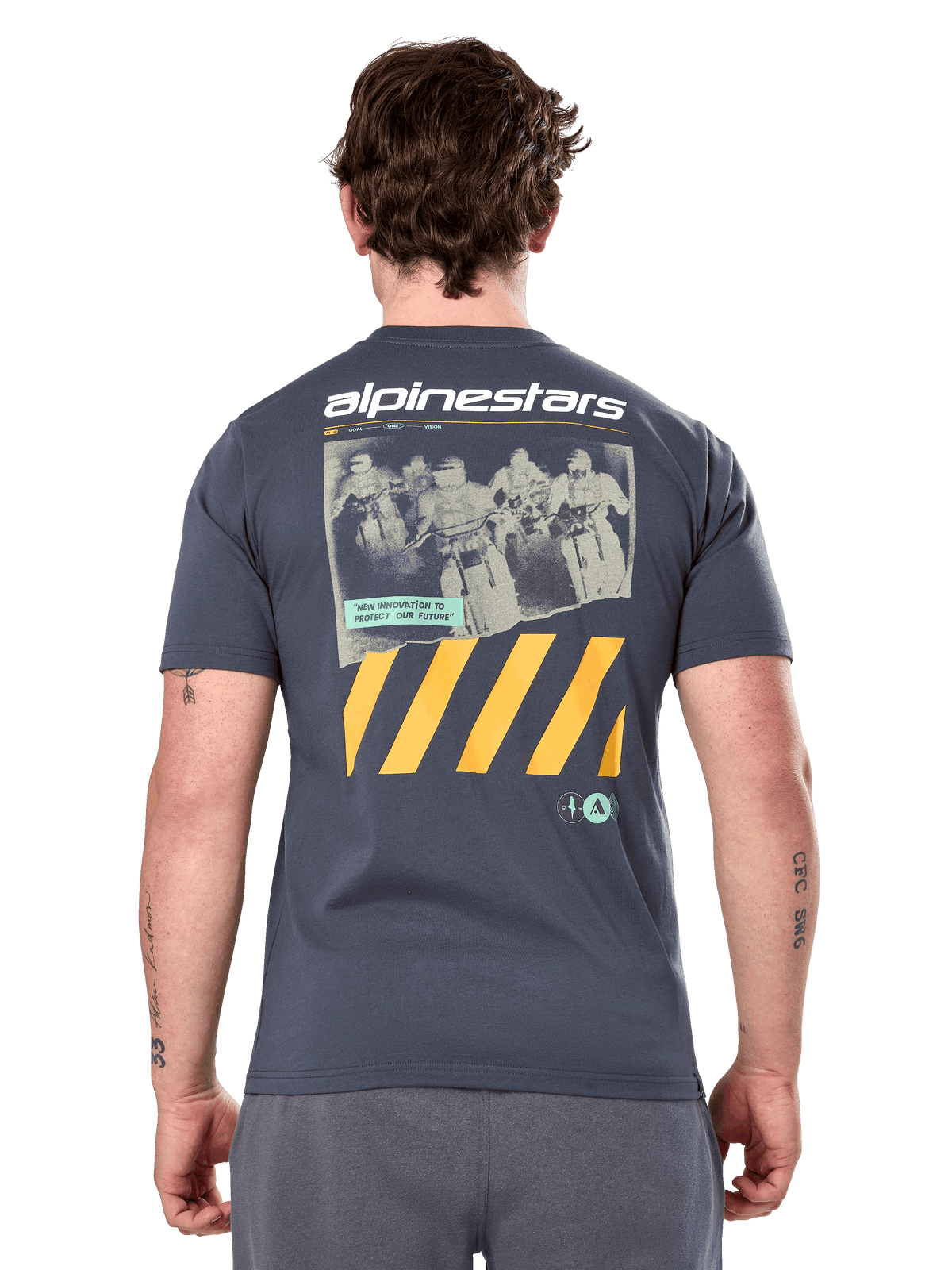 Alpinestars No Barrier Csf Tee, kortärmad t-shirt, Charcoal, stort ryggtryck med slitet motocross-fotografi och gula diagonala ränder, vardagliga motorsportkläder