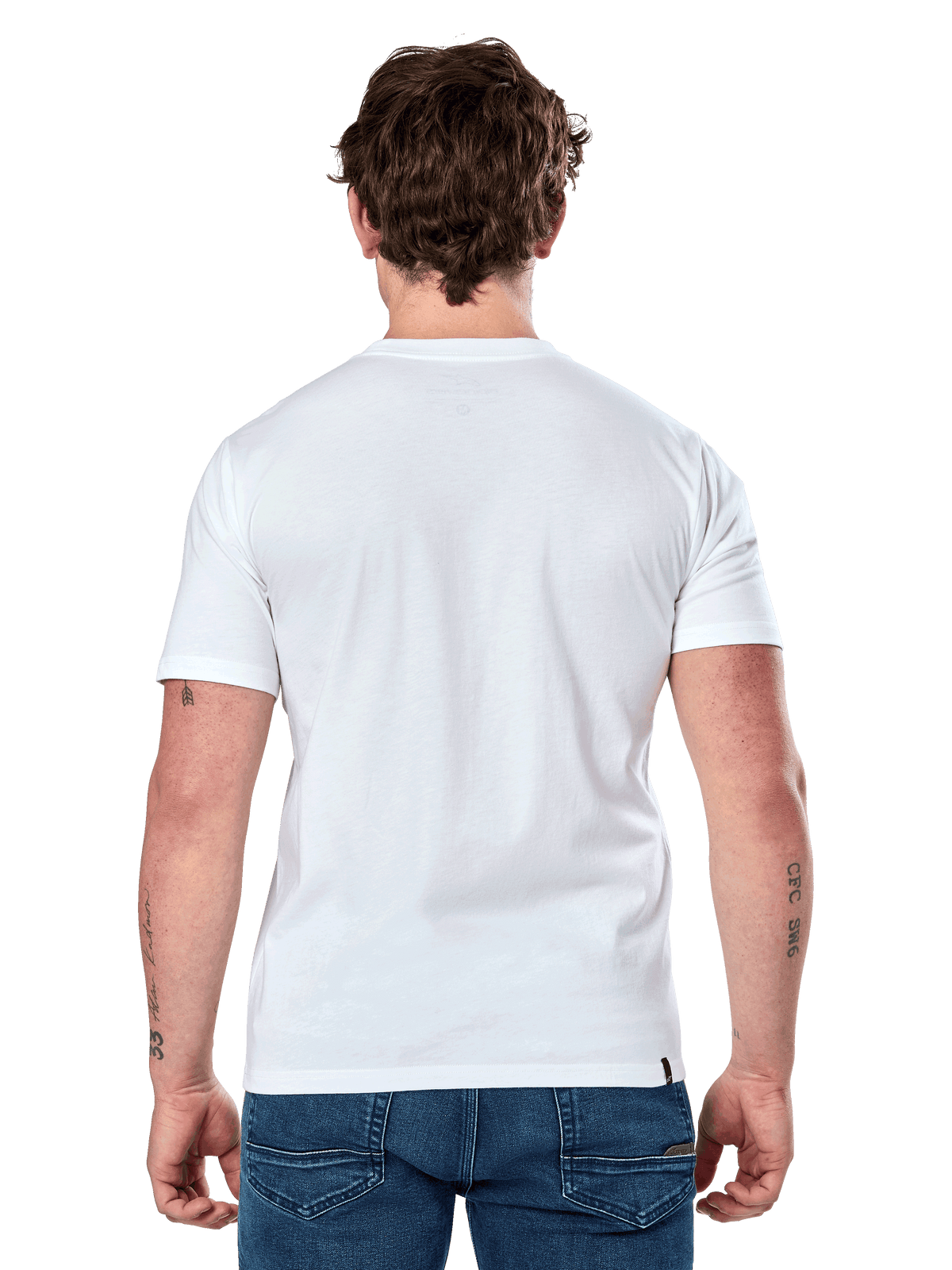 Alpinestars Dot Carbon Csf Tee, kortärmad t-shirt, vit, sedd bakifrån på modell, bärs med blå denimjeans, casual motorsport streetwear