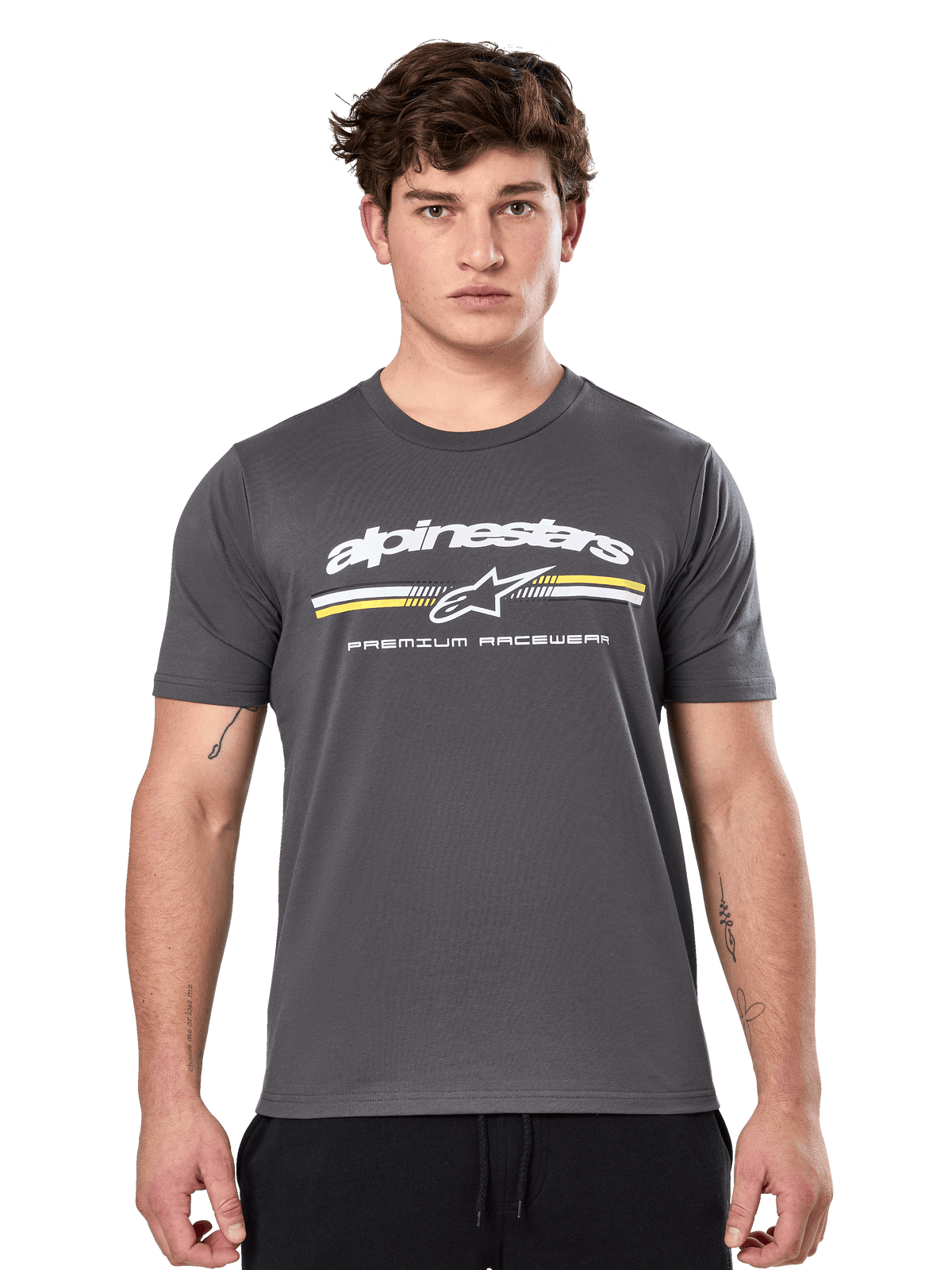 Alpinestars Prevail CSF Tee, kolgrå kortärmad t-shirt, vit Alpinestars-logotyp med gula och vita ränder och 'Premium Racewear'-grafik, vardaglig motorsport-inspirerad streetwear
