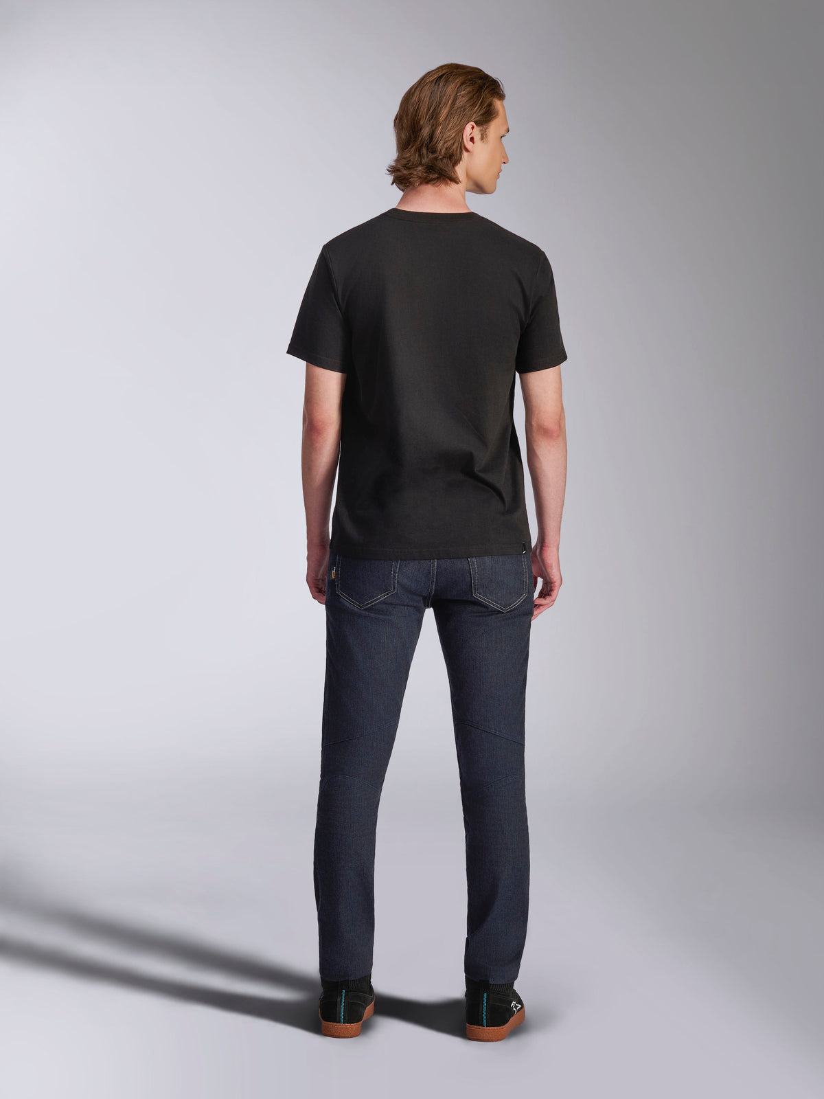 Alpinestars Luxo CSF Tee, kortärmad t-shirt, svart, vy bakifrån, bärs av modell med mörka denimbyxor, casual motorsport-streetwear