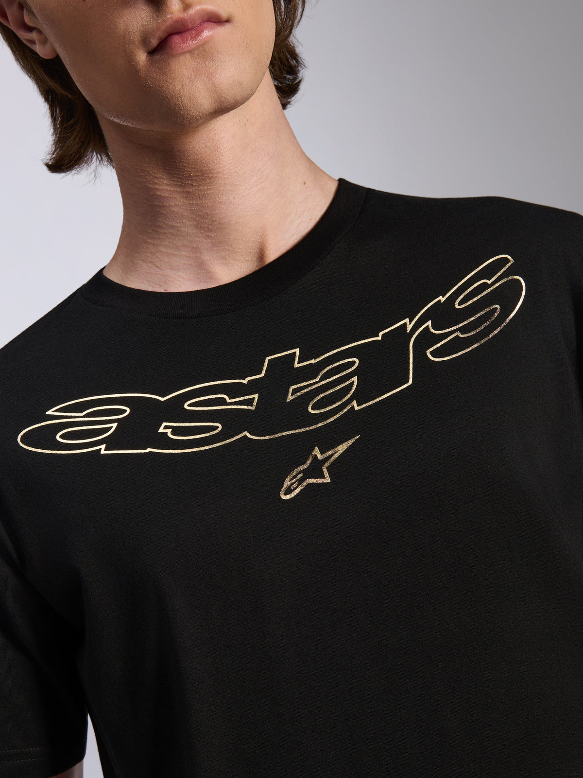 Alpinestars Luxo CSF Tee, kortärmad t-shirt, svart med guldfärgad konturerad Astars-logotyp och stjärngrafik, avslappnad motorsport-streetwear