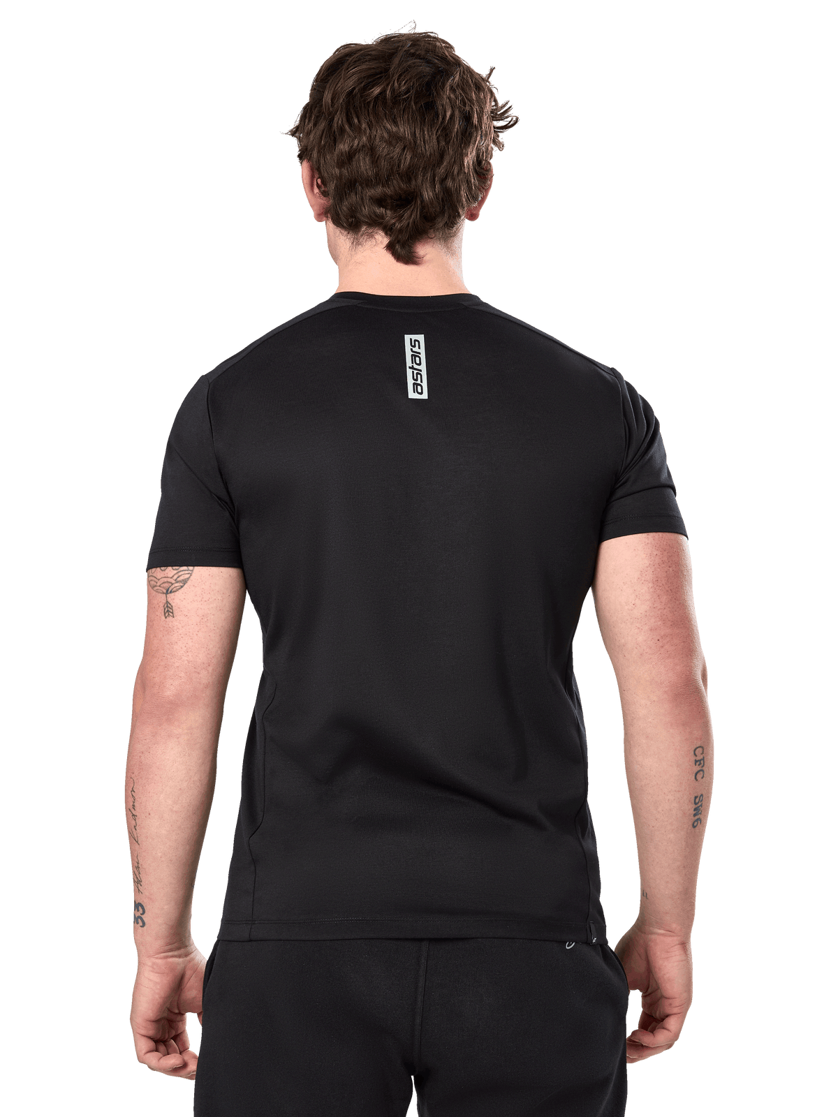 Alpinestars Point Performance Tee, kortärmad t-shirt, svart, vy bakifrån på en man med ett vertikalt "astars"-ordtryck på övre ryggen, funktionella sportkläder