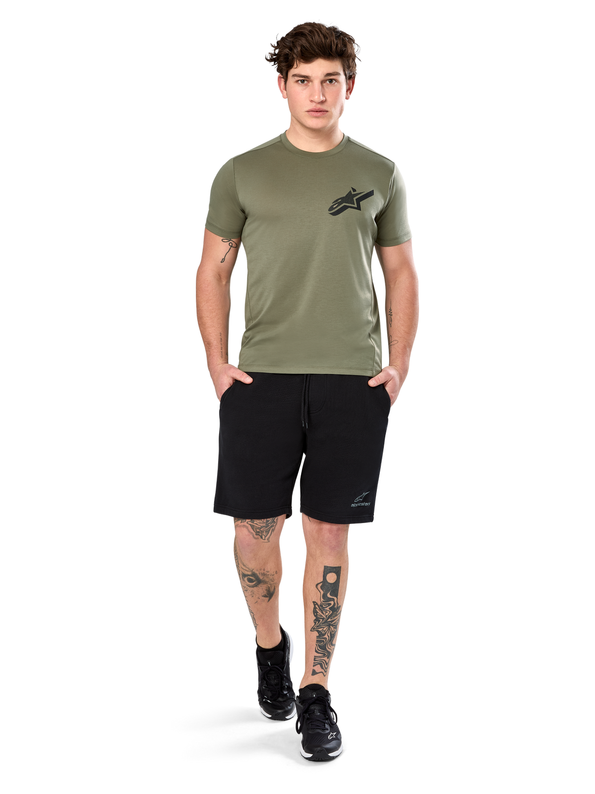 Alpinestars Attrition Performance Tee, kortärmad T-shirt, ljusgrön, med en svart Astars-logotyp på bröstet, bärs med svarta träningsshorts och svarta sneakers, livsstilsbild för funktionella sportkläder