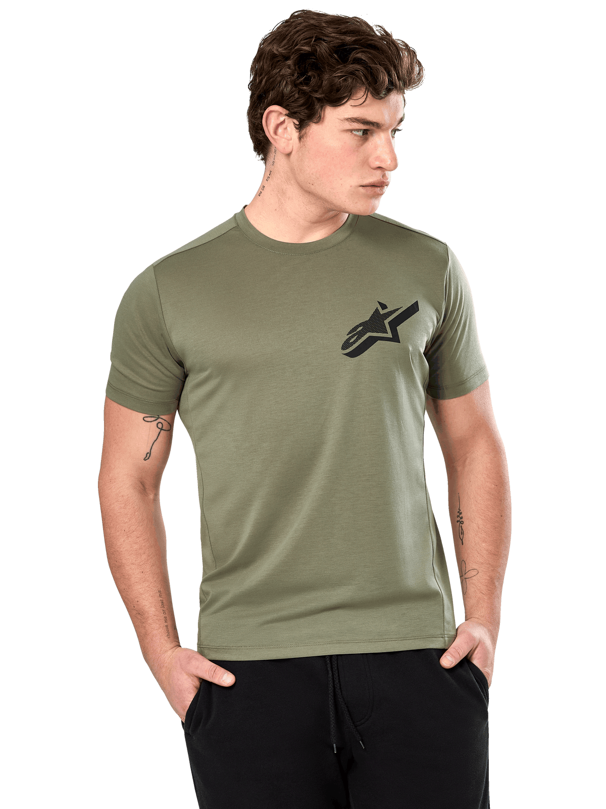 Alpinestars Attrition Performance Tee, kortärmad t-shirt, ljusgrön, svart Astars-logotyp på bröstet, bärs av modell med svarta byxor, casual performance-sportkläder