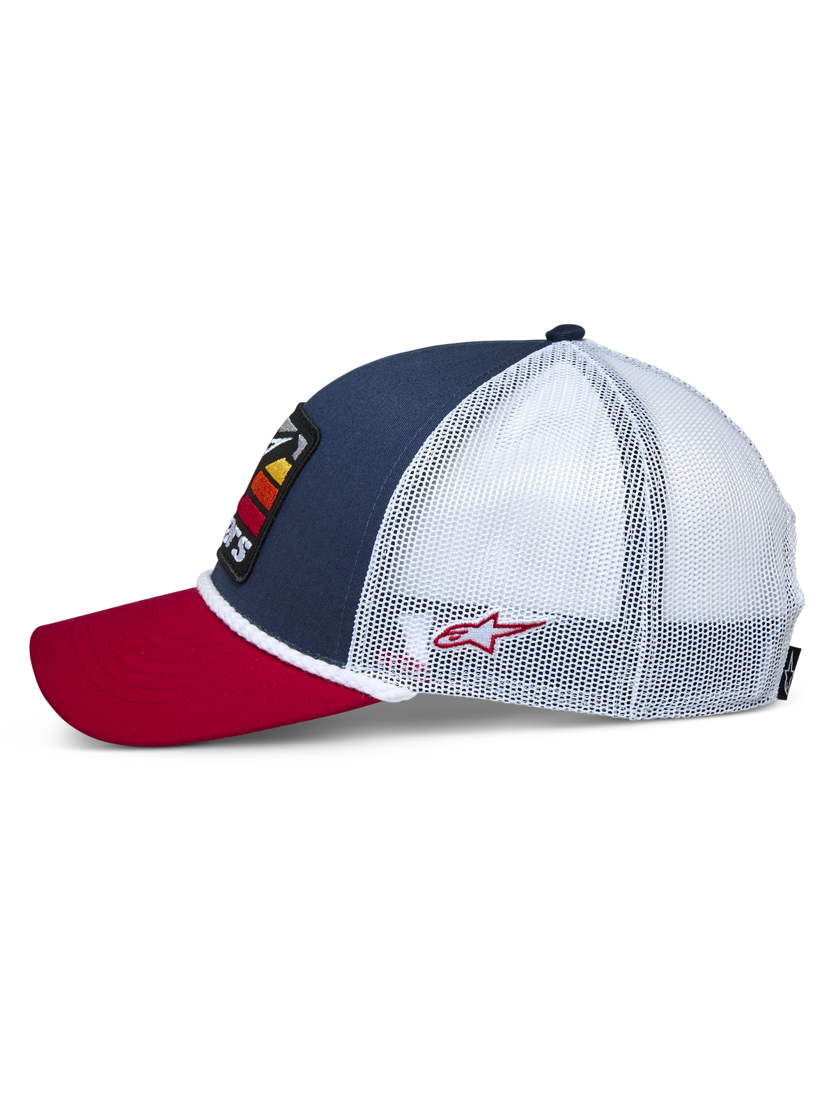 Alpinestars Selica Trucker-keps, sidovy, röd böjd skärm, marinblå frontpanel med vit meshbaksida, vit flätad repkant, liten röd broderad logotyp, avslappnad motorsport-inspirerad huvudbonad