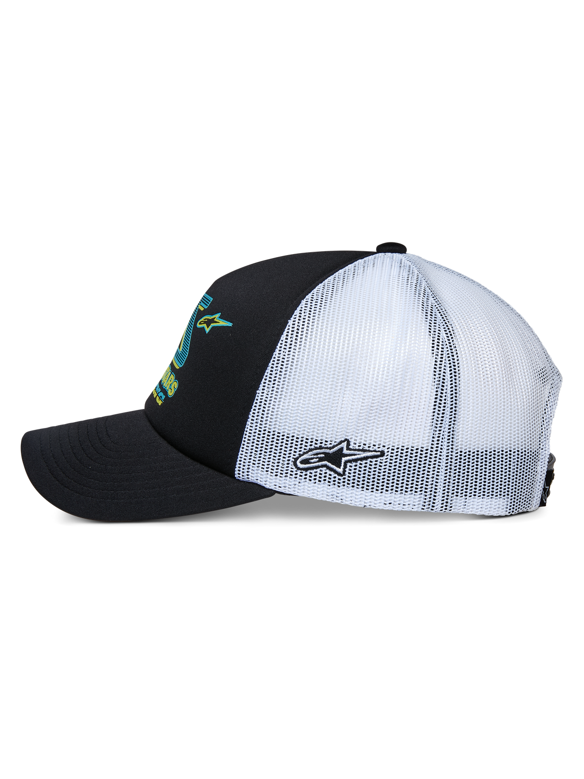 Alpinestars Ayess Trucker-keps, sidovy, svart framsida och böjd skärm med vit meshbaksida, färgglad grafik framtill och broderad stjärna på sidan, avslappnad motorsportinspirerad huvudbonad