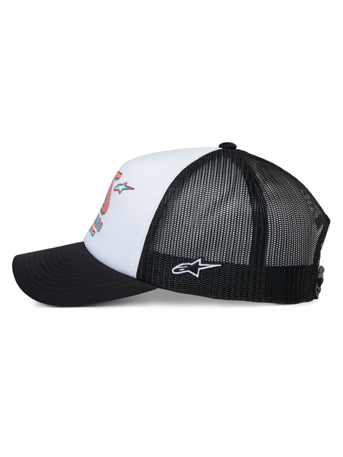 Alpinestars Ayess Trucker-keps, profilvy, vit skumkrona med färgglatt racingtryck, svart böjd skärm, svarta meshpaneler baktill med vit broderad Astar-logotyp på sidan, avslappnad motorsportinspirerad huvudbonad