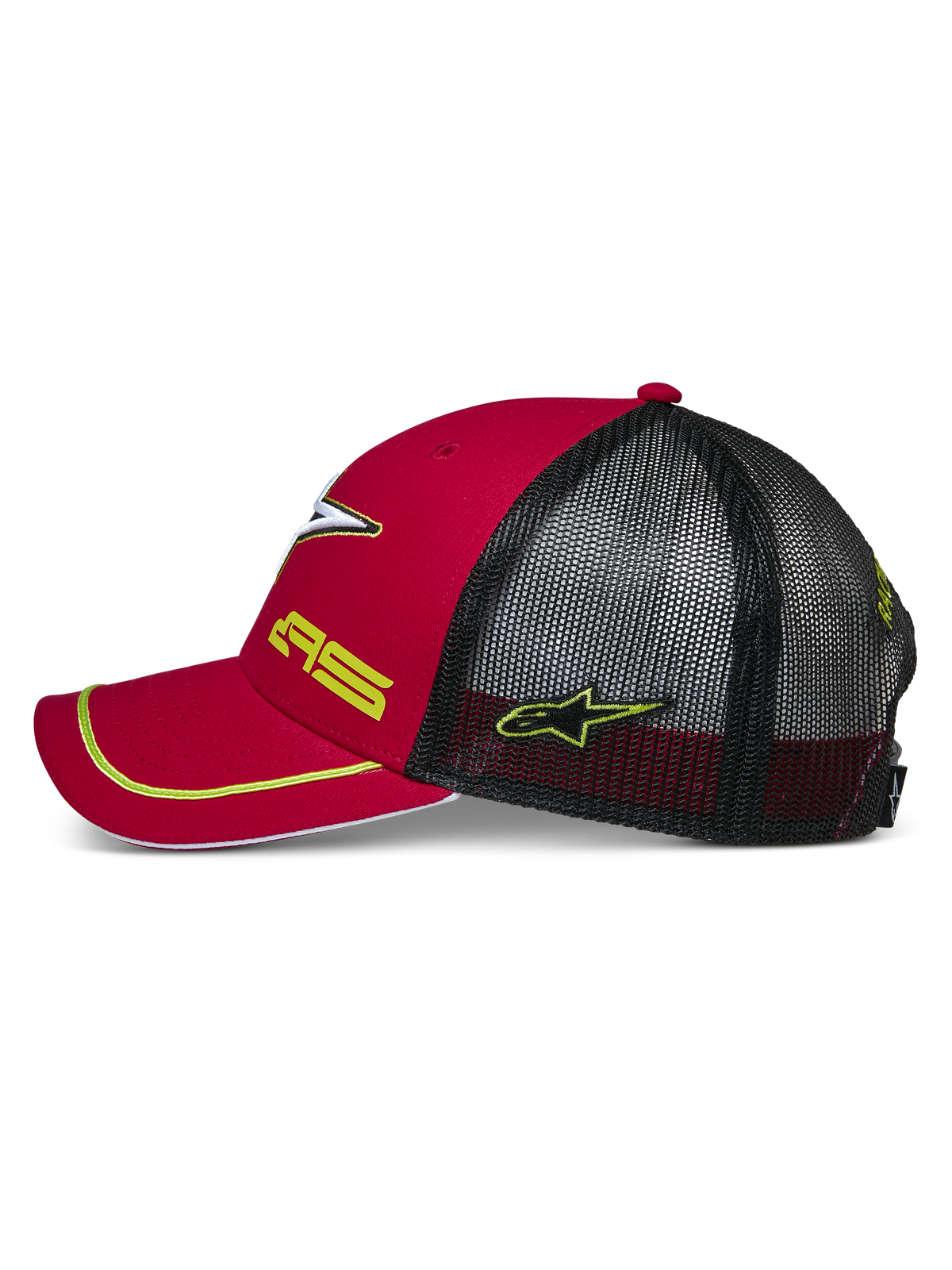 Alpinestars Exceed Truckerkeps, röd och svart vy från sidan, böjd skärm med gul dekorrand, svarta nätpaneler baktill, gult broderi med AS- och stjärnlogotyp, vardaglig motorsport-inspirerad huvudbonad