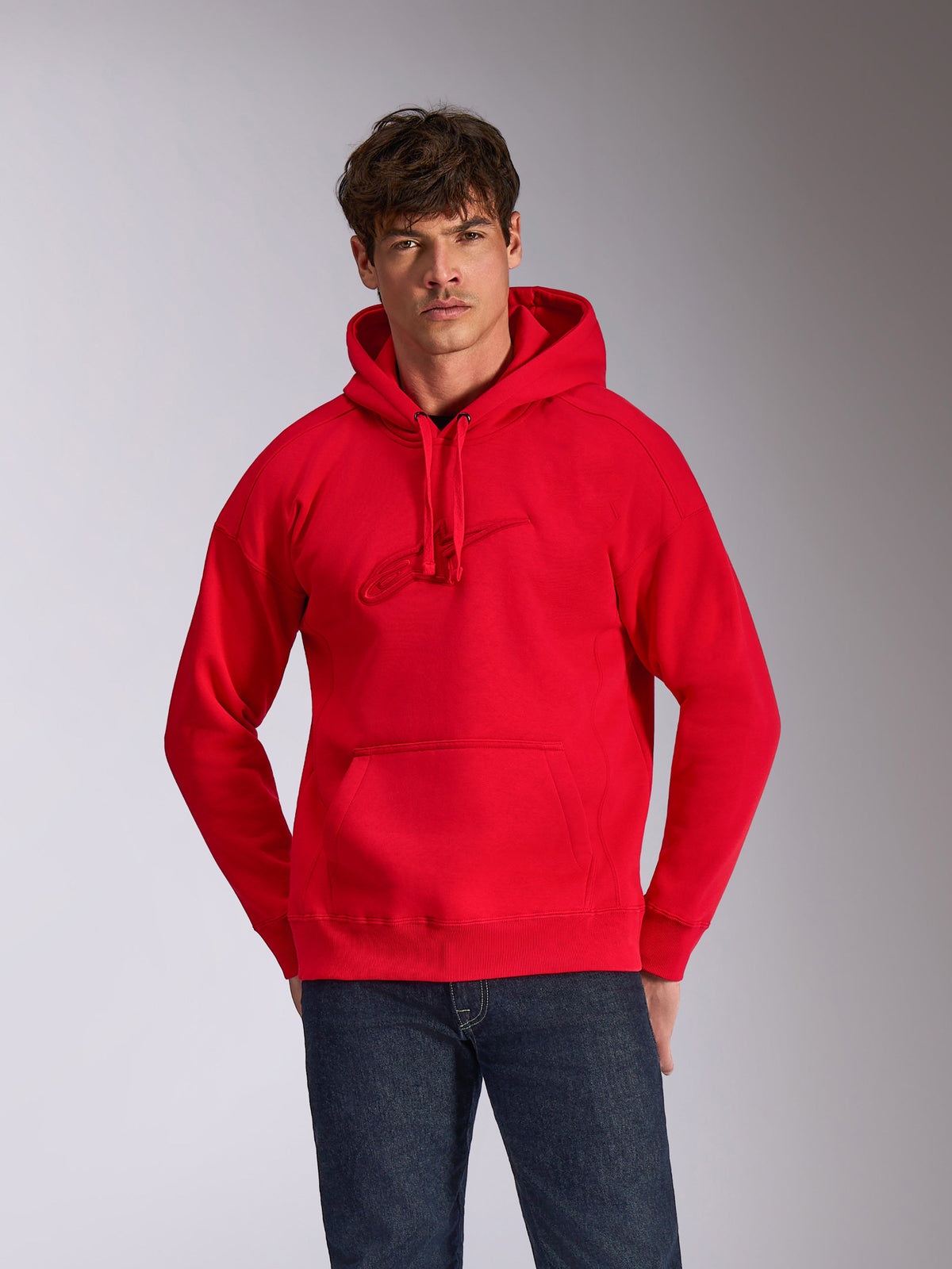 Alpinestars Emergent Oversized Hoodie, röd pullover-huvtröja med ton-i-ton 3D-broderad Astars-logotyp på bröstet, känguruficka, oversized passform, avslappnad motorsport-inspirerad streetwear