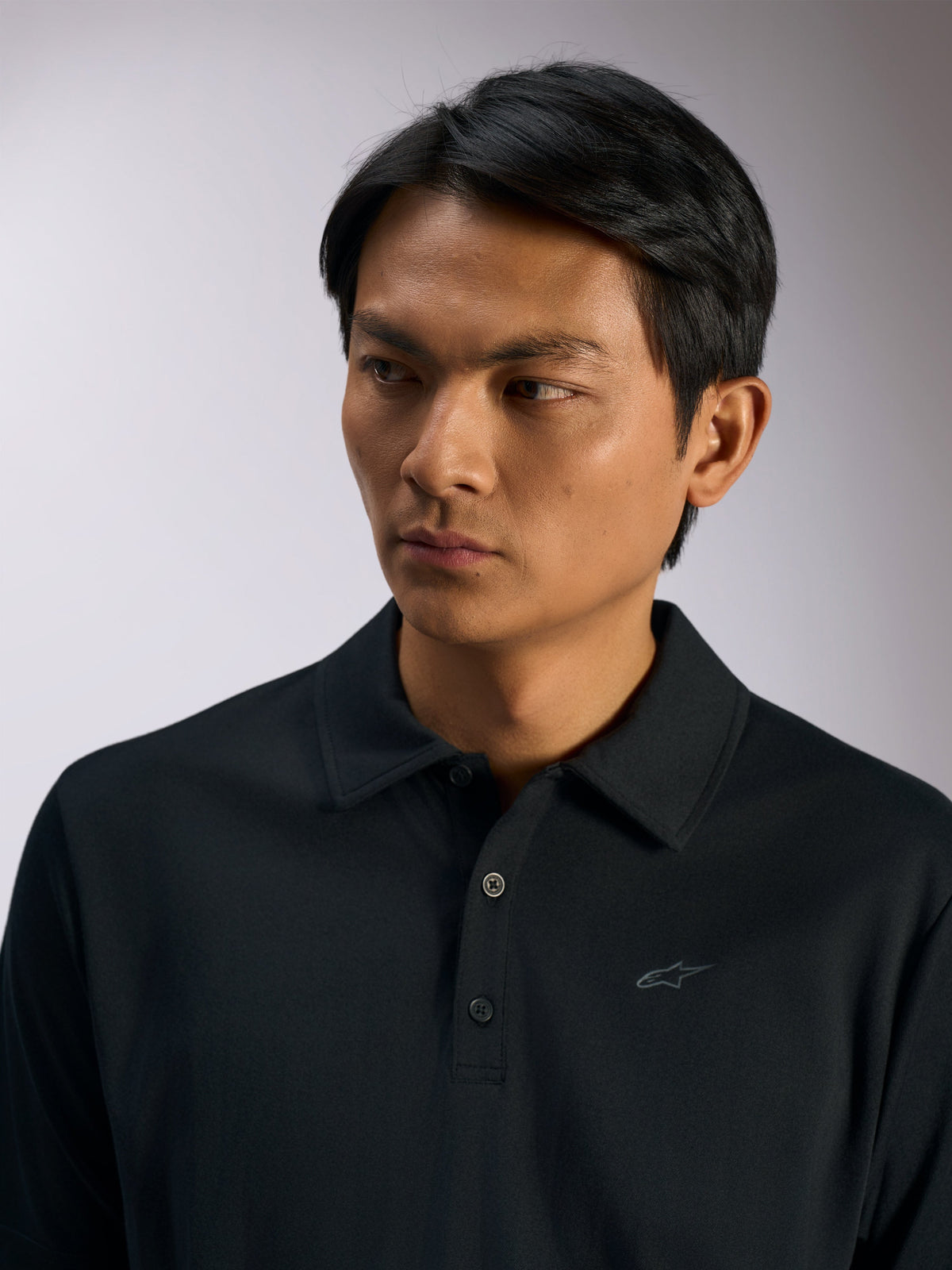 Alpinestars Impetus Sport Polo, svart sportpikétröja, mock mesh-tyg med knappslå med tre knappar och självkrage, diskret Astars-logotyp på bröstet, vardagliga motorsportkläder
