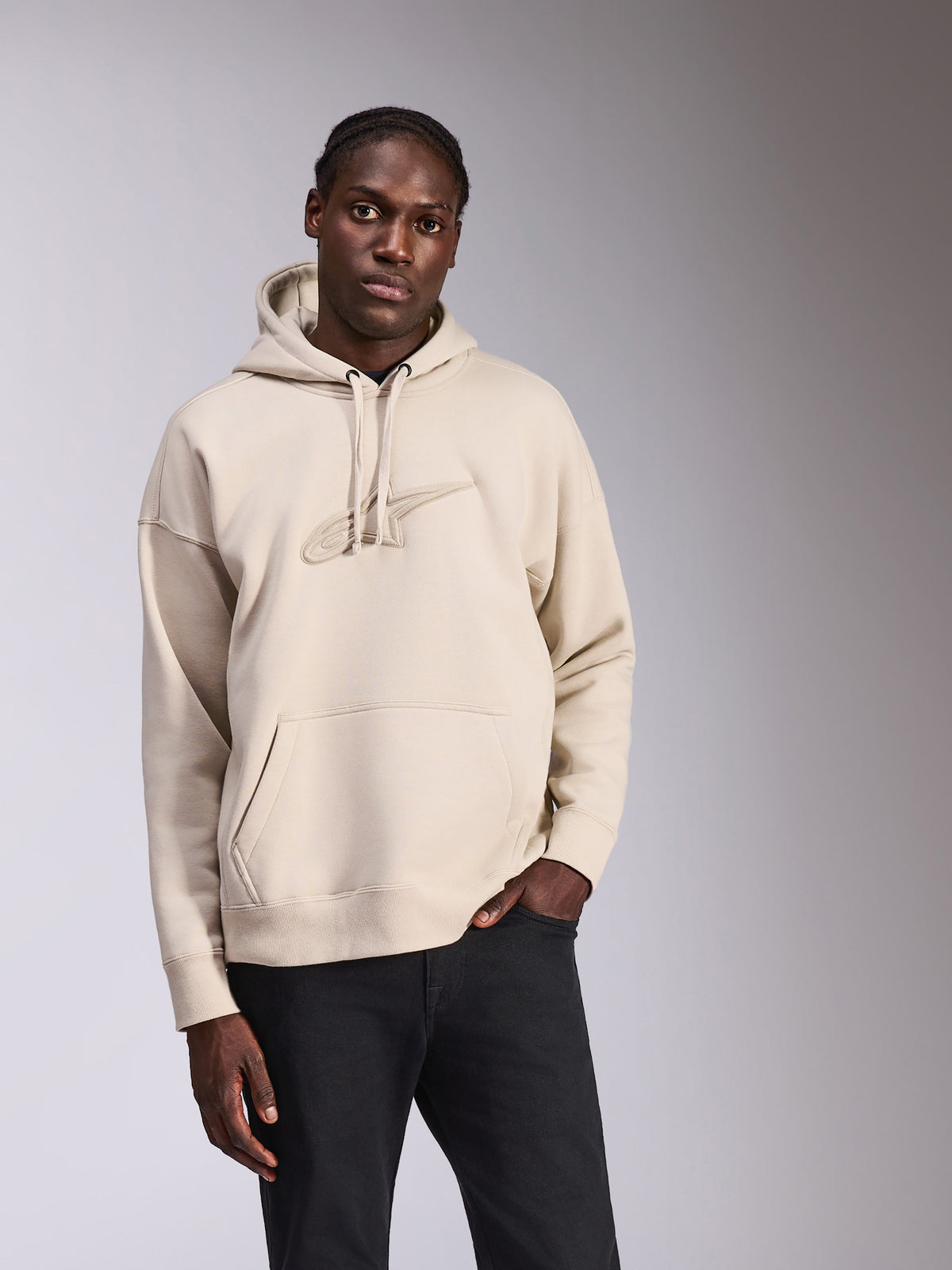 Alpinestars Emergent Oversized Hoodie, casual streetwear, off-white fleece med ton-i-ton 3D-broderad logotyp, känguruficka, huva med dragsnöre, oversized passform för en modern silhuett