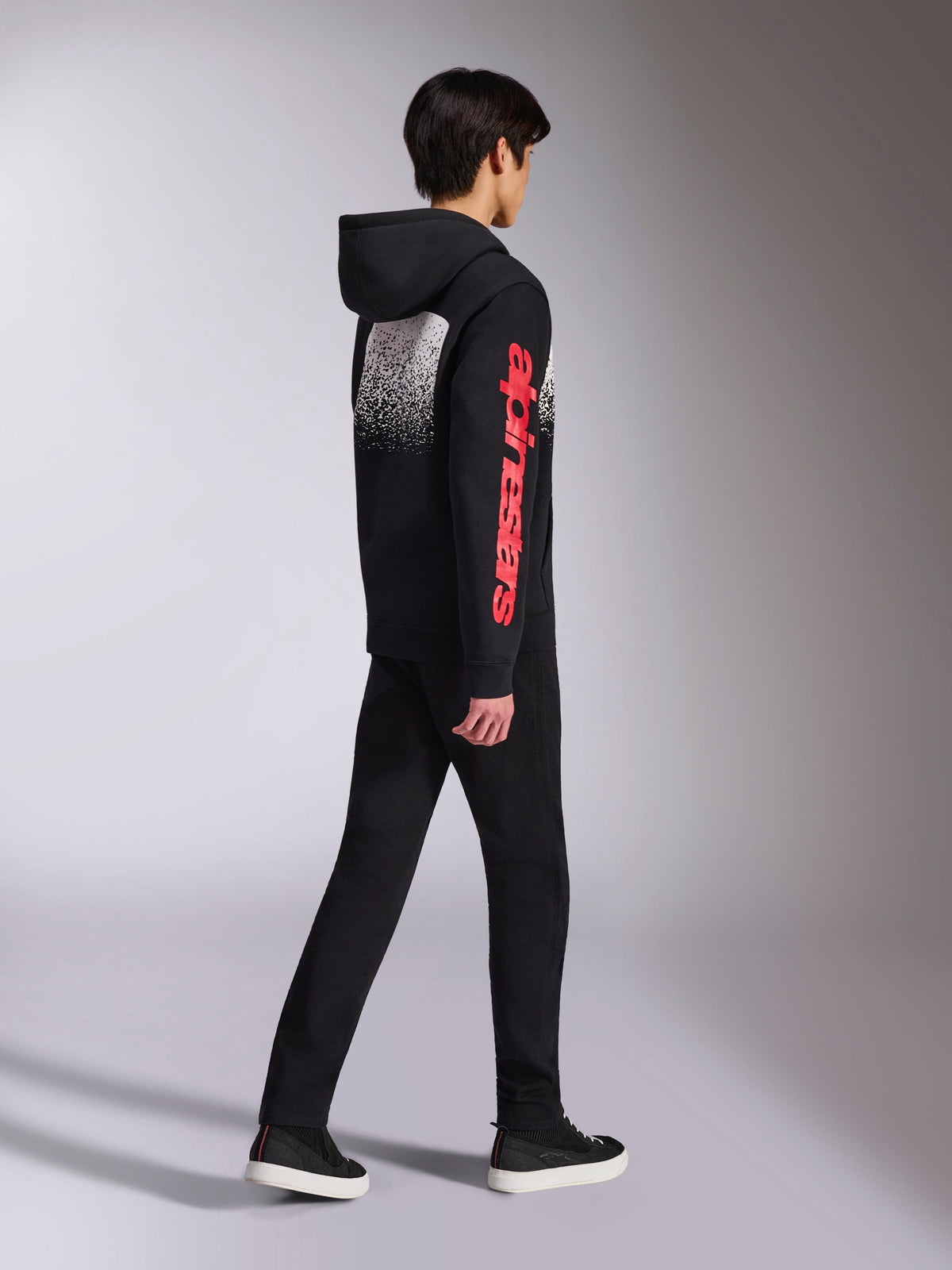 Alpinestars Obsessed Hoodie, huvtröja i fleece, svart, röd Alpinestars-logotyp på ärmen och vit tonad grafik på ryggen, avslappnad motorsportinspirerad streetwear